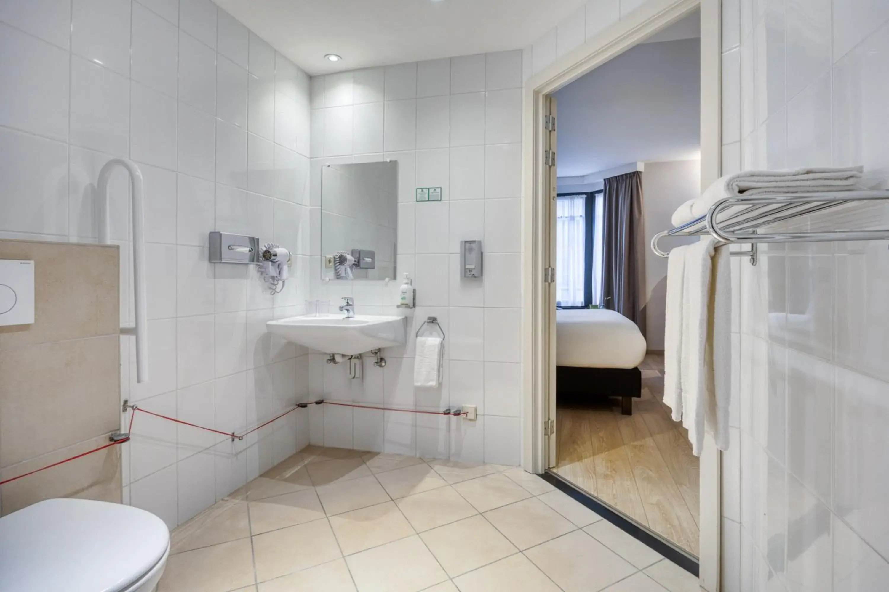 King Room - Disability Access in Holiday Inn Brussels Schuman by IHG King Room - Disability Access in Holiday Inn Brussels Schuman by IHG