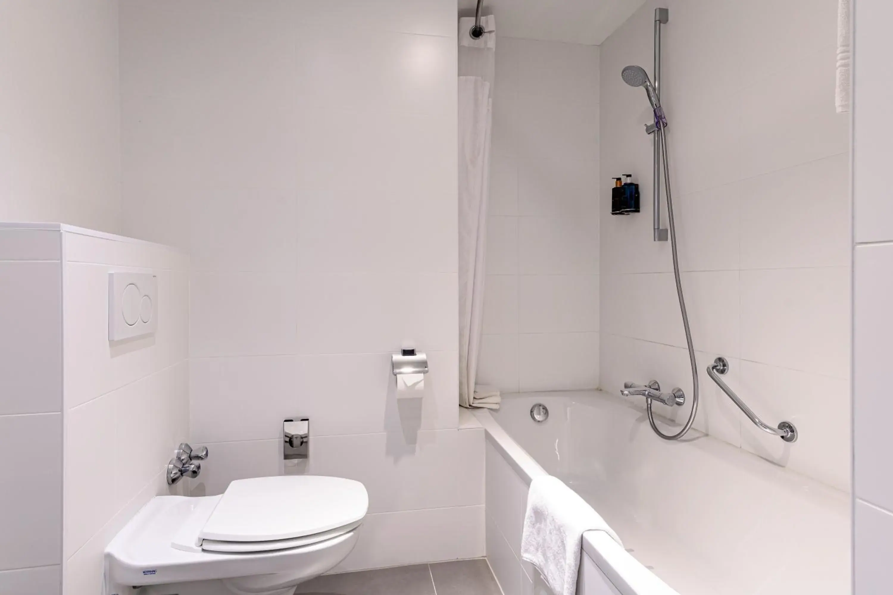 Standard King Room with Balcony and Bath in Holiday Inn Brussels Schuman by IHG Standard King Room with Balcony and Bath in Holiday Inn Brussels Schuman by IHG
