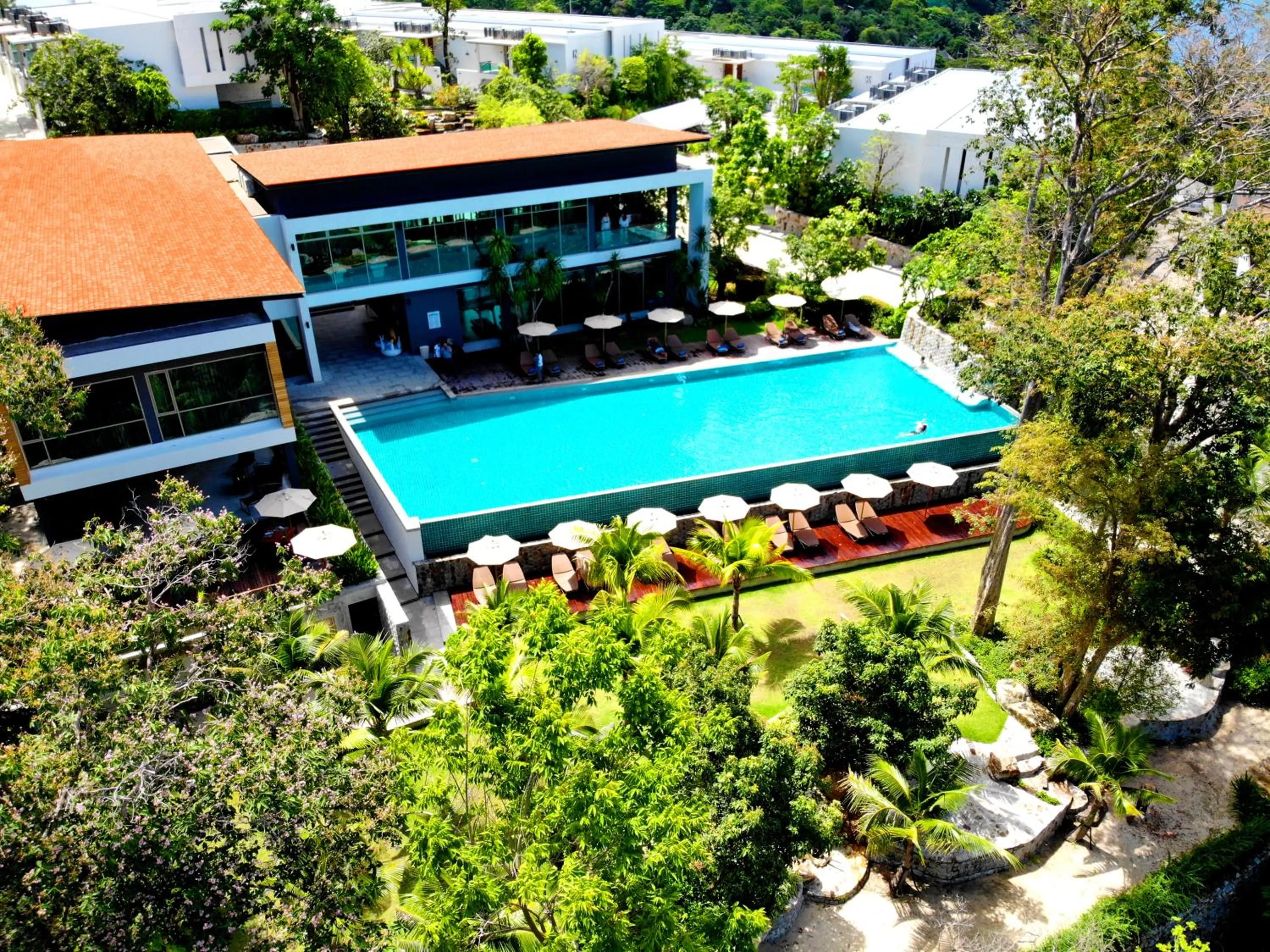 Swimming pool in Wyndham Grand Phuket Kalim Bay