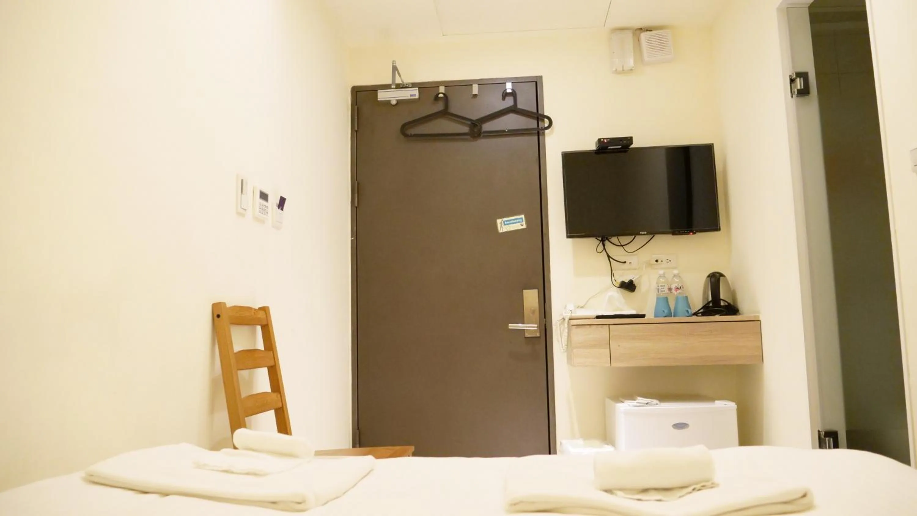 Photo of the whole room, Bed in Hostel Jiizu