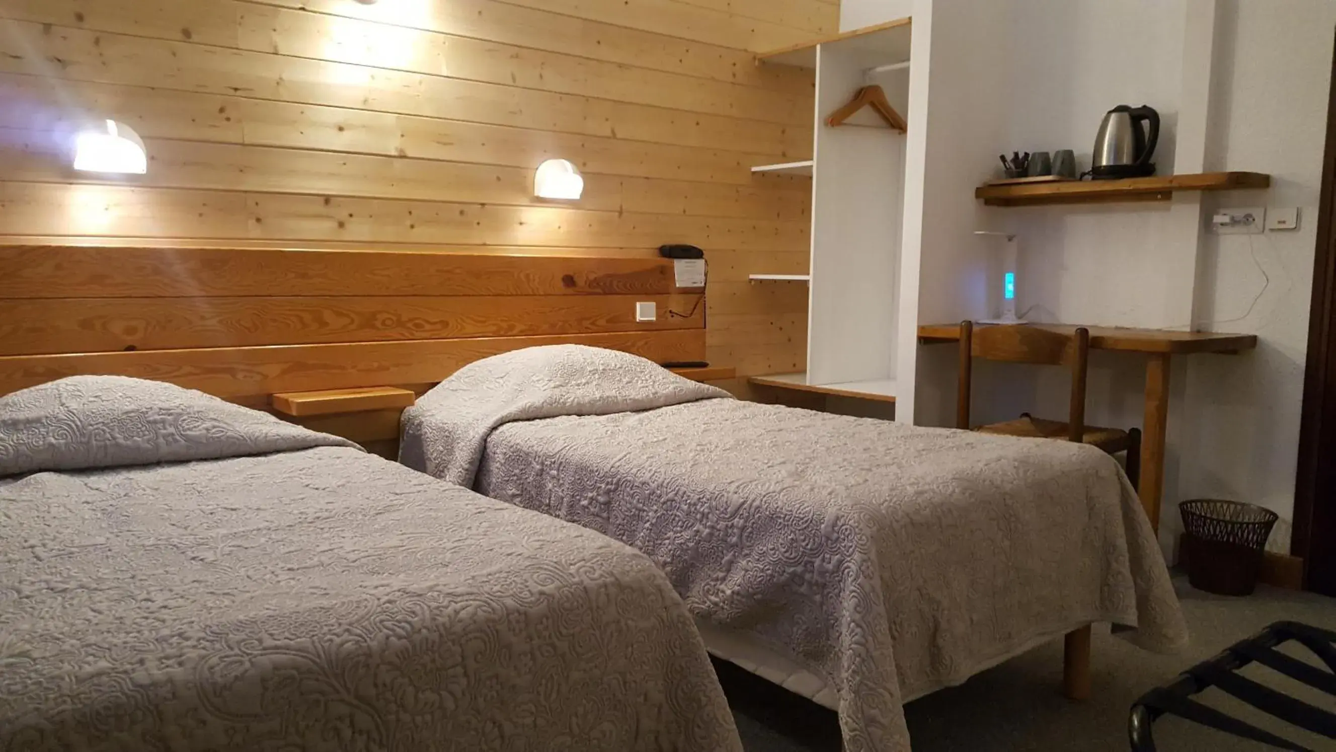 Twin Room with Private Bathroom in Hotel Glaizette Twin Room with Private Bathroom in Hotel Glaizette
