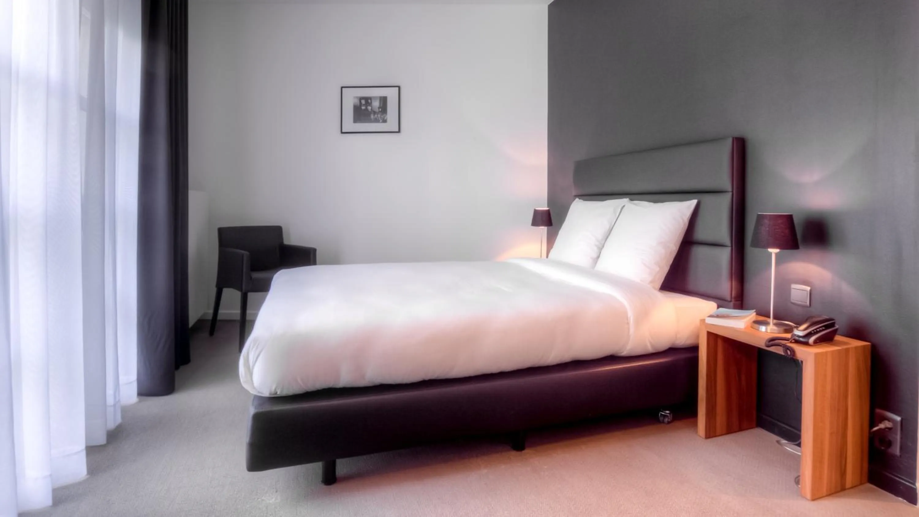 Bed in Hotel St James