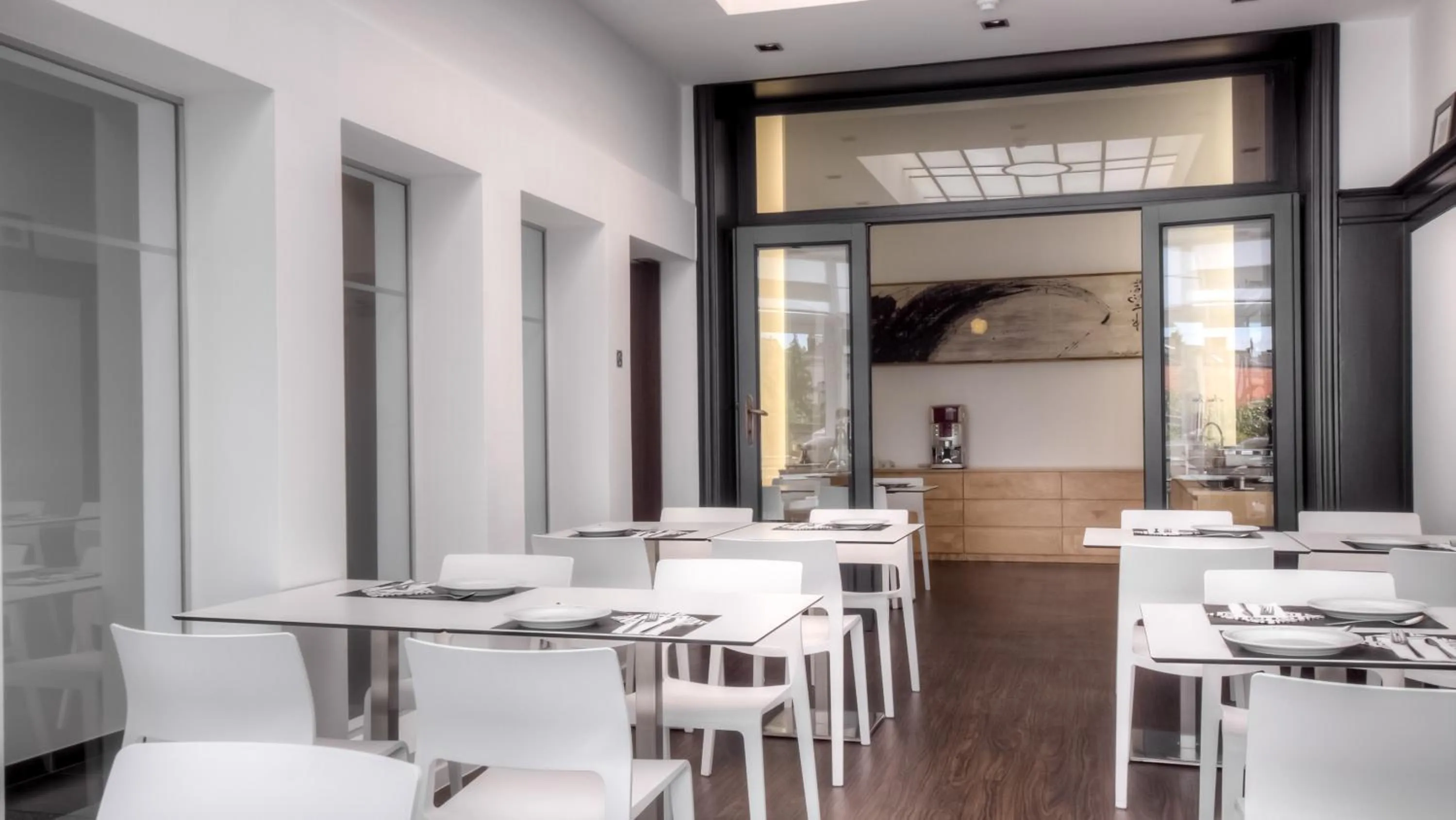 Restaurant/places to eat in Hotel St James