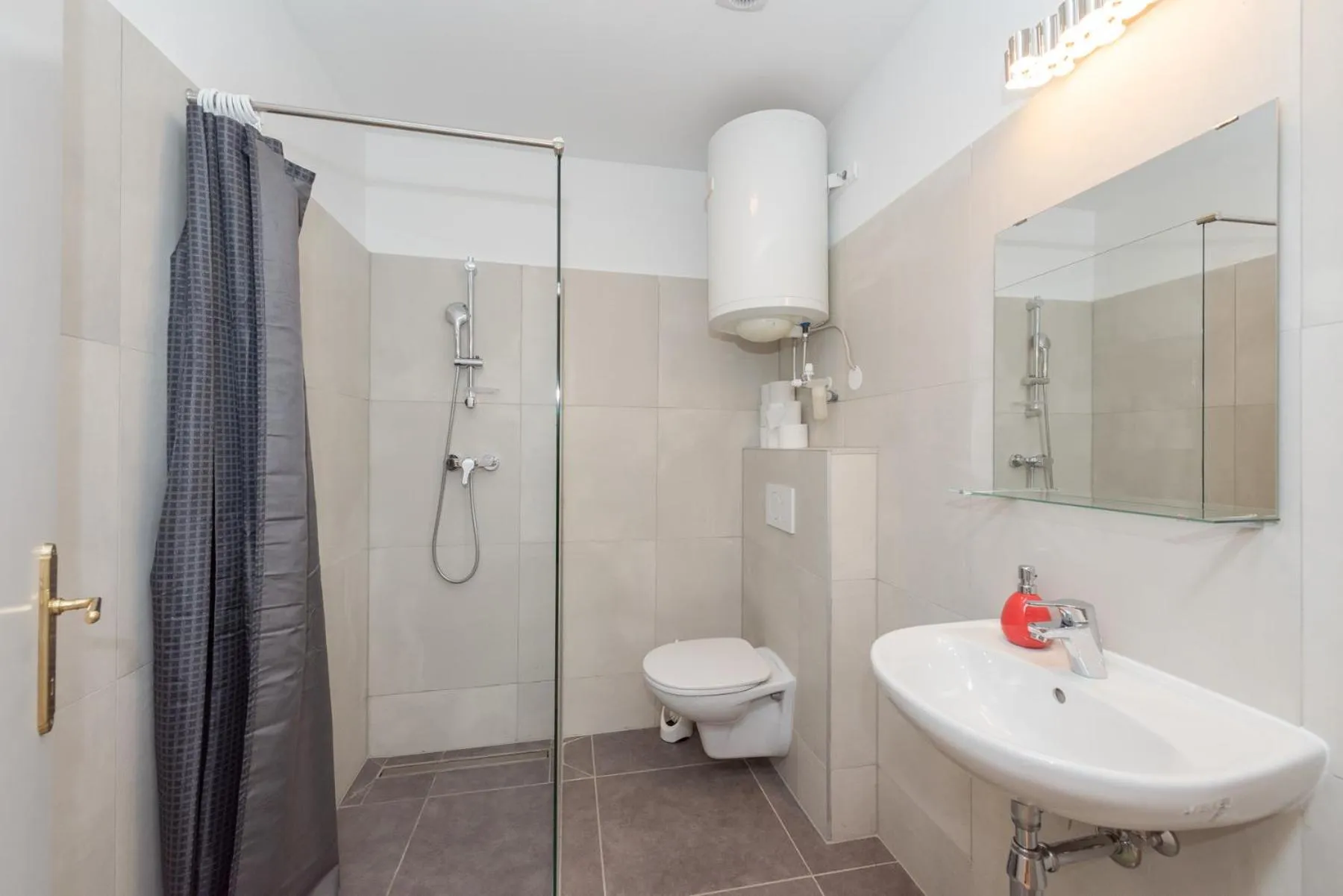 Shower in Metro Apartments Vienna