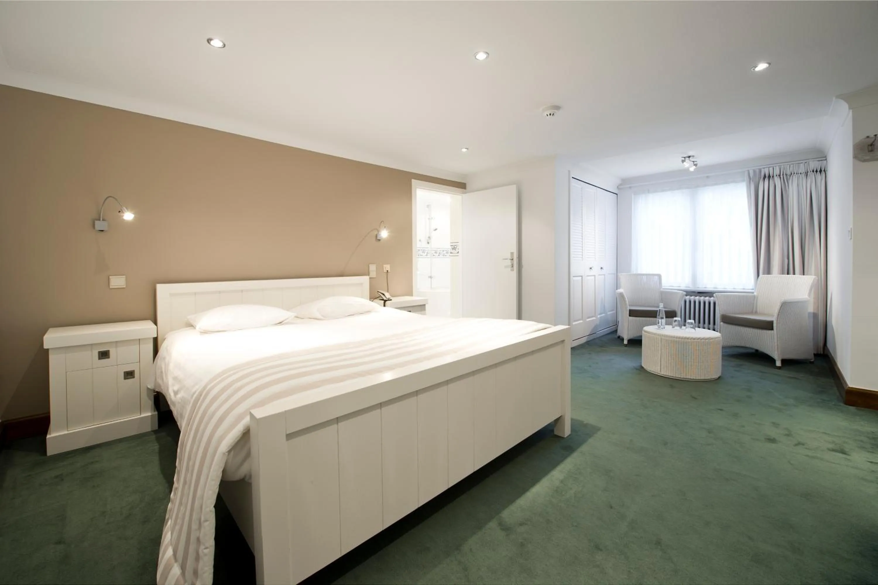 Seating area, Bed in Hotel des Ardennes