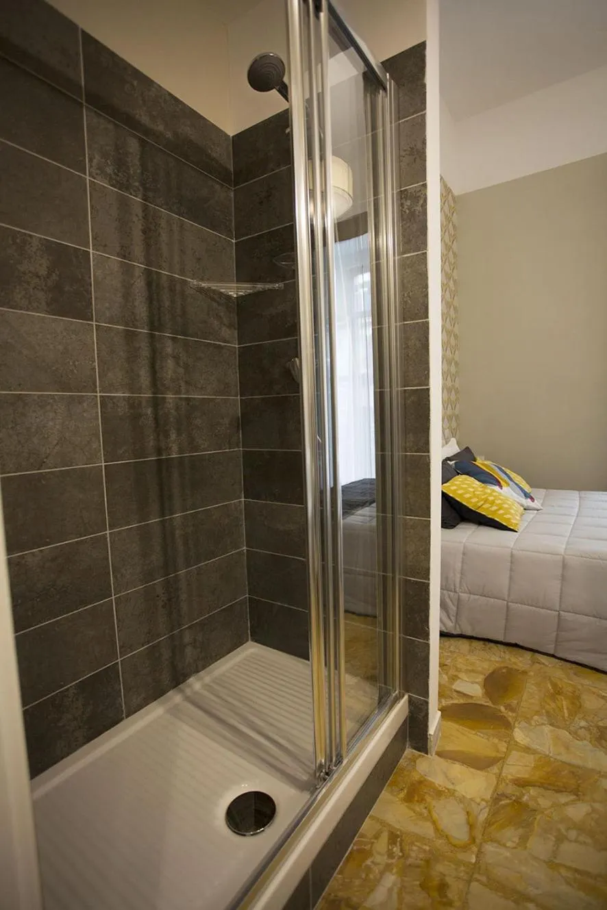 Bathroom, Bed in B&B Rettifilo