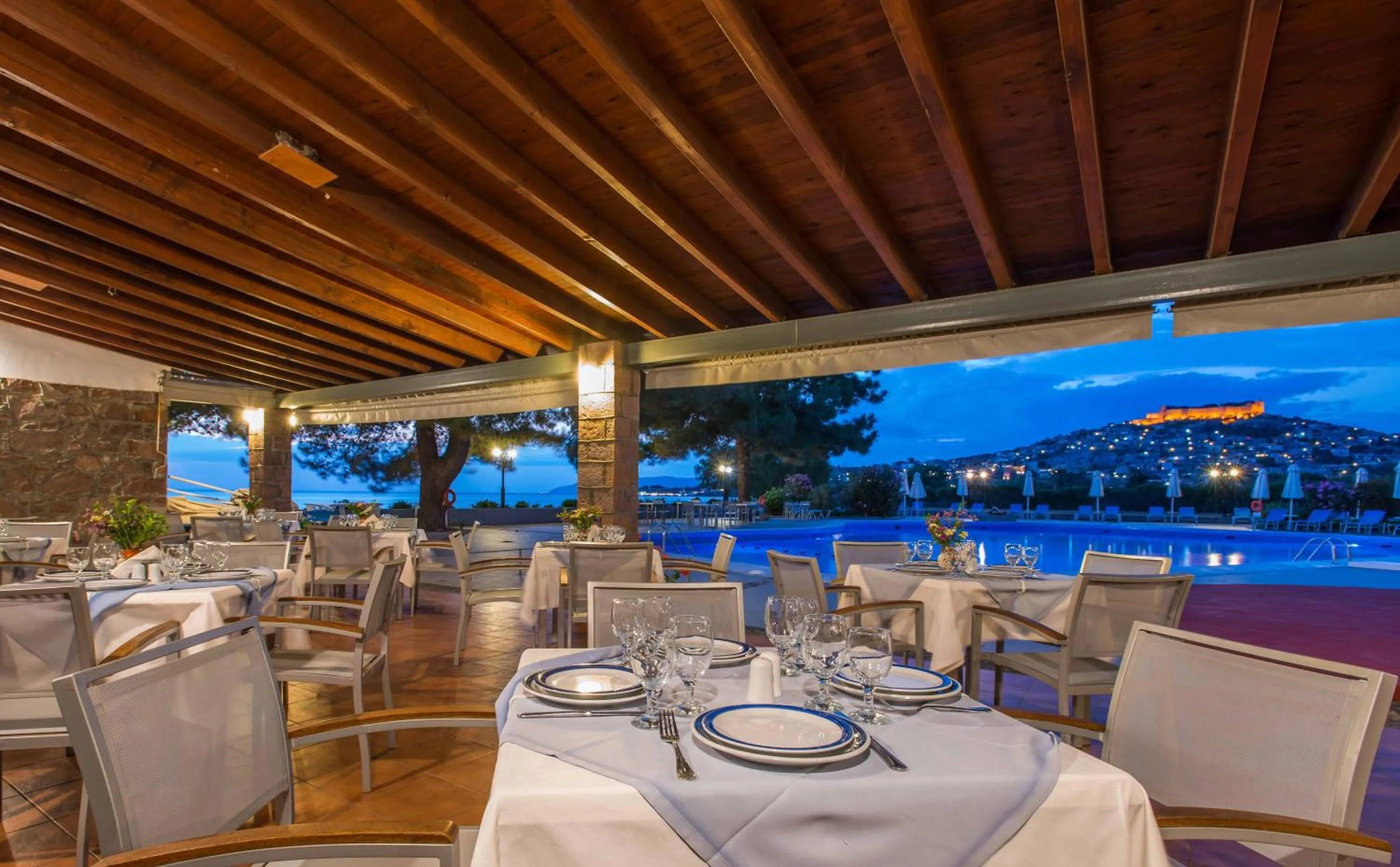 Restaurant/places to eat in Delfinia Hotel & Bungalows