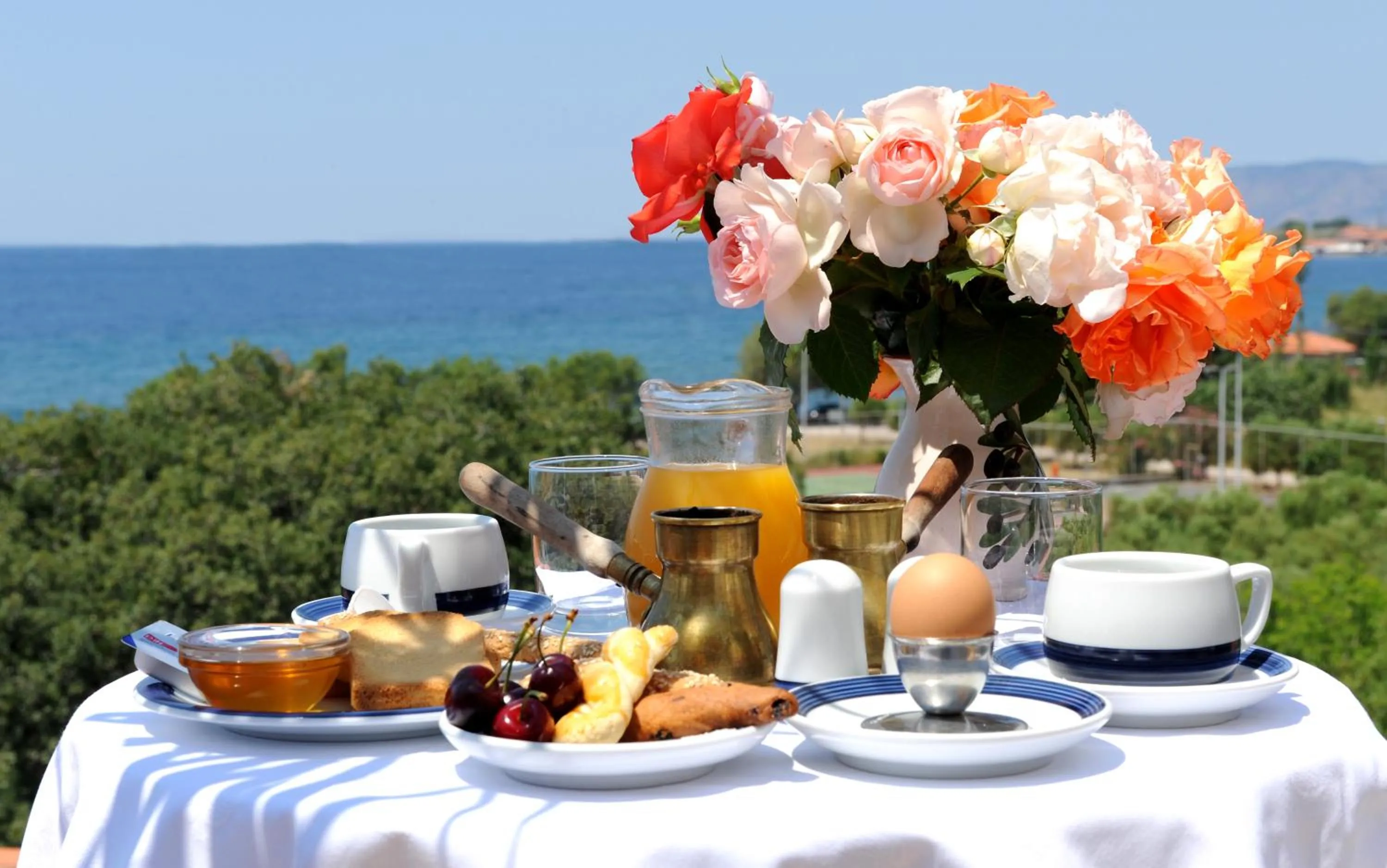 Restaurant/places to eat in Delfinia Hotel & Bungalows