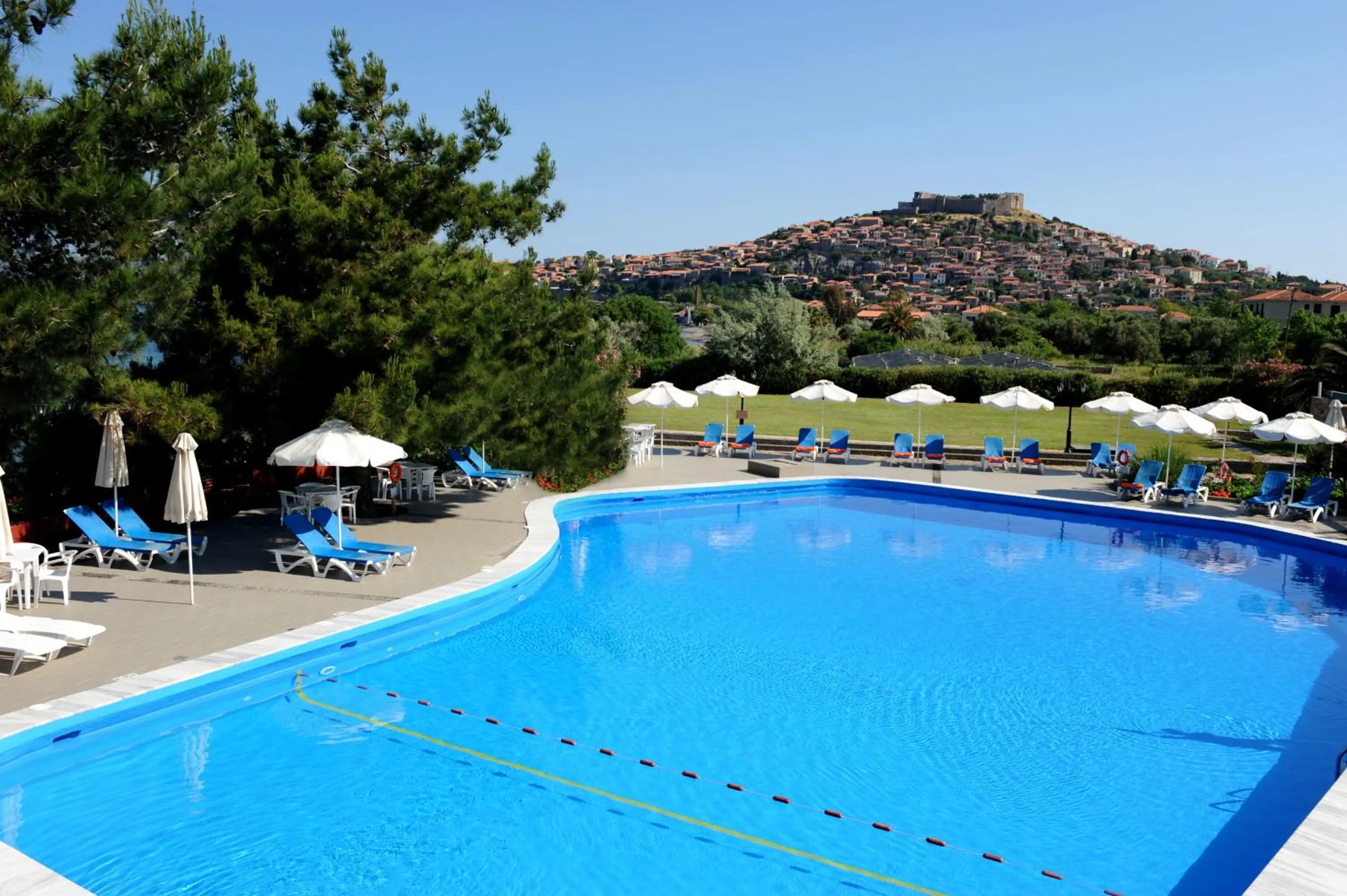 Restaurant/places to eat in Delfinia Hotel & Bungalows