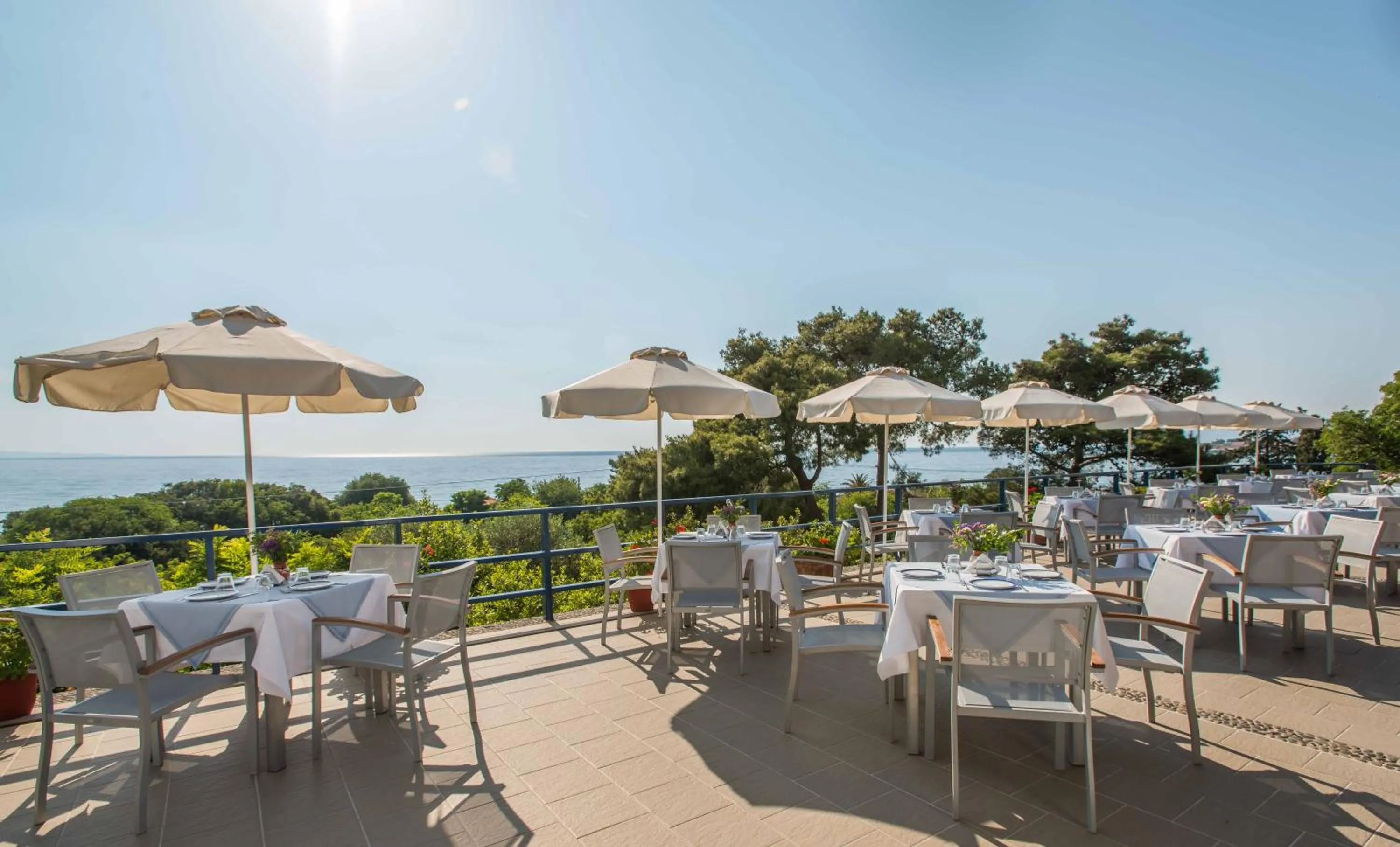 Restaurant/places to eat in Delfinia Hotel & Bungalows