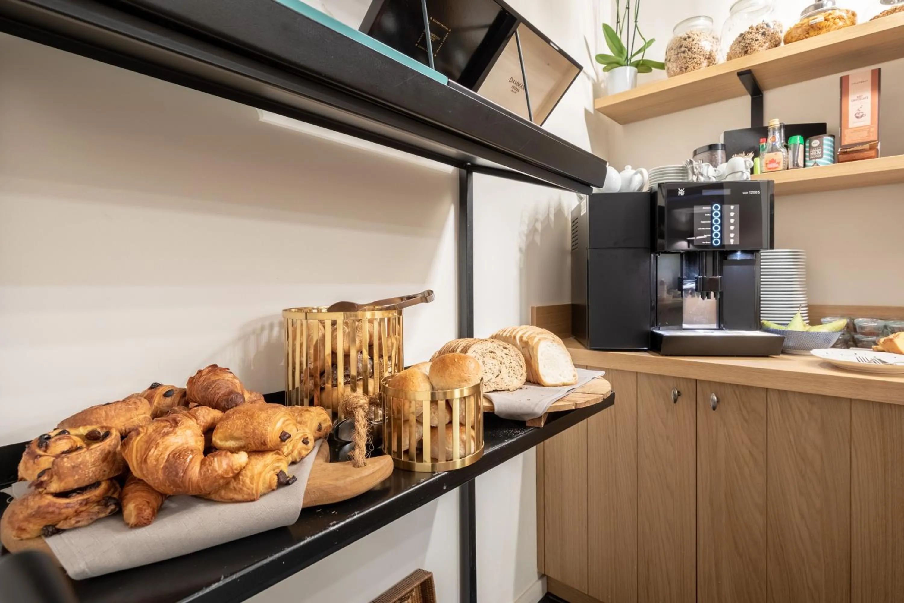 Buffet breakfast in Hotel Carlton