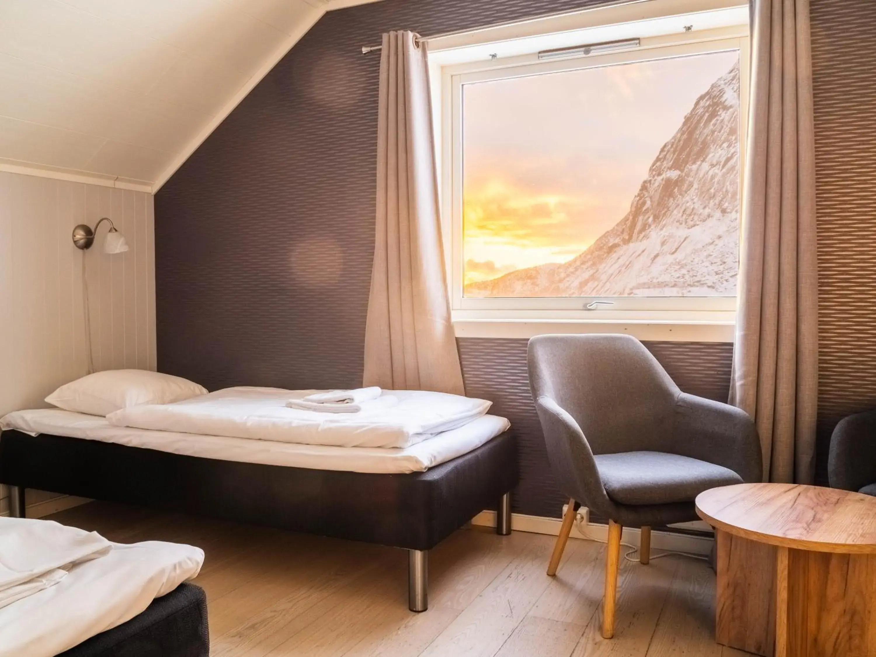 Twin Room with Shared Bathroom in Lofoten Bed & Breakfast Reine - Rooms & Apartments Twin Room with Shared Bathroom in Lofoten Bed & Breakfast Reine - Rooms & Apartments