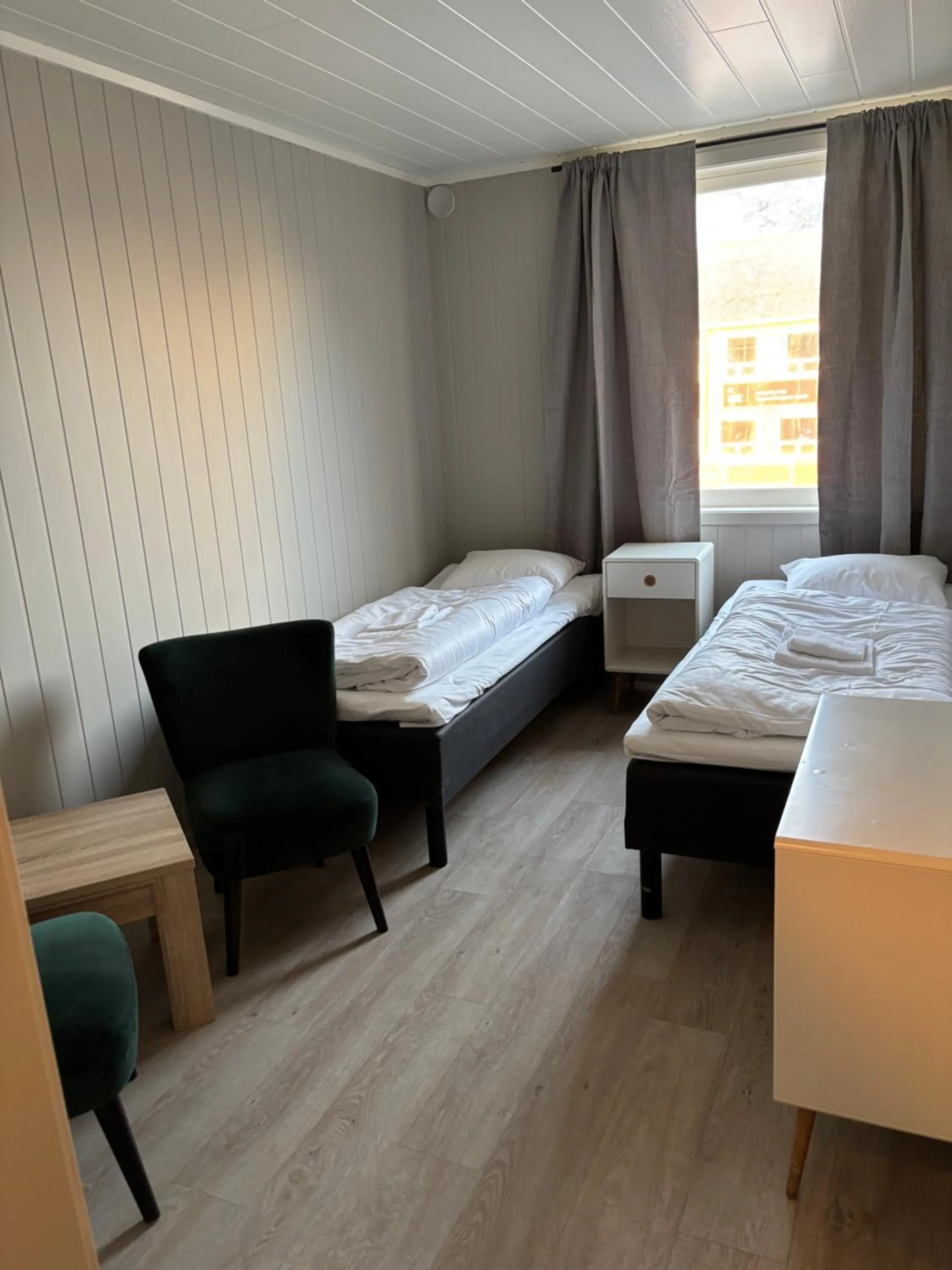 Twin Room with Shared Bathroom in Lofoten Bed & Breakfast Reine - Rooms & Apartments