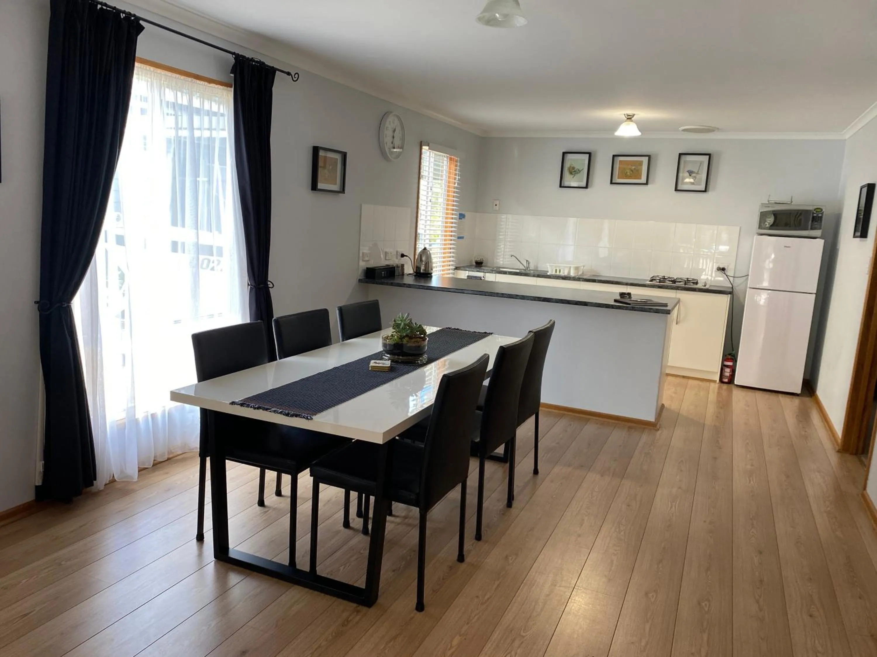 Kitchen or kitchenette in Lazy Days Cottage - Victor Harbor