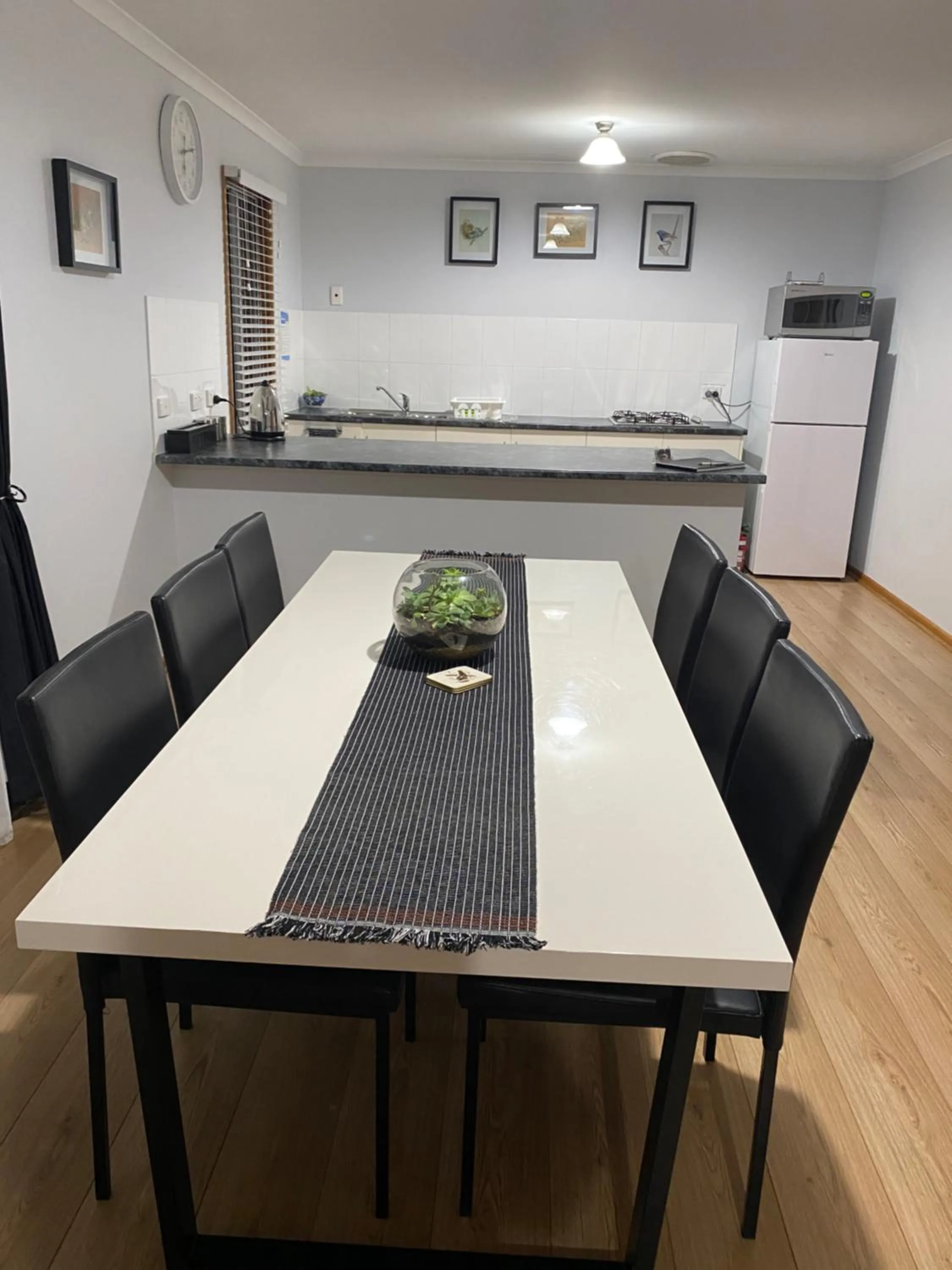 Kitchen or kitchenette in Lazy Days Cottage - Victor Harbor