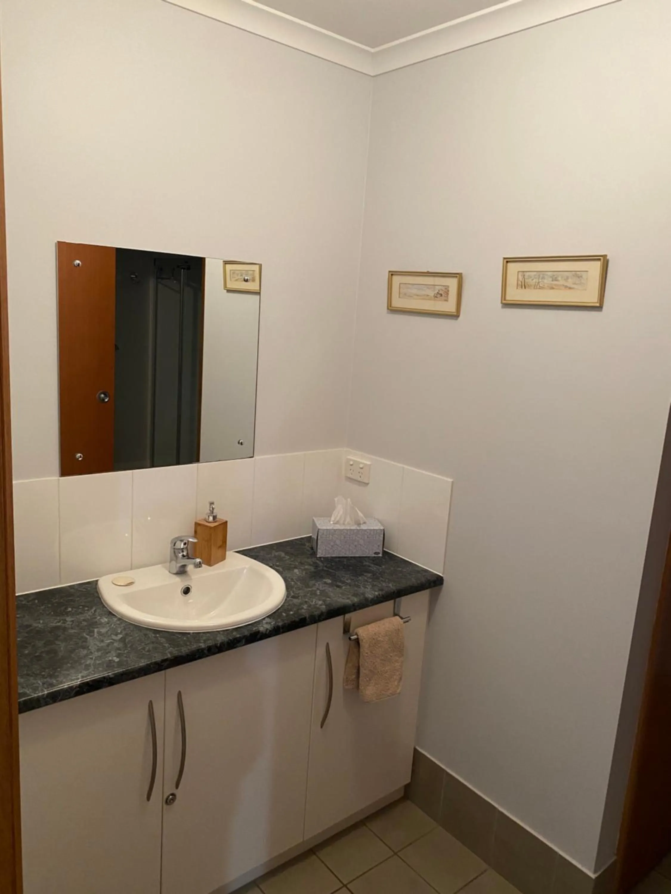 Bathroom in Lazy Days Cottage - Victor Harbor