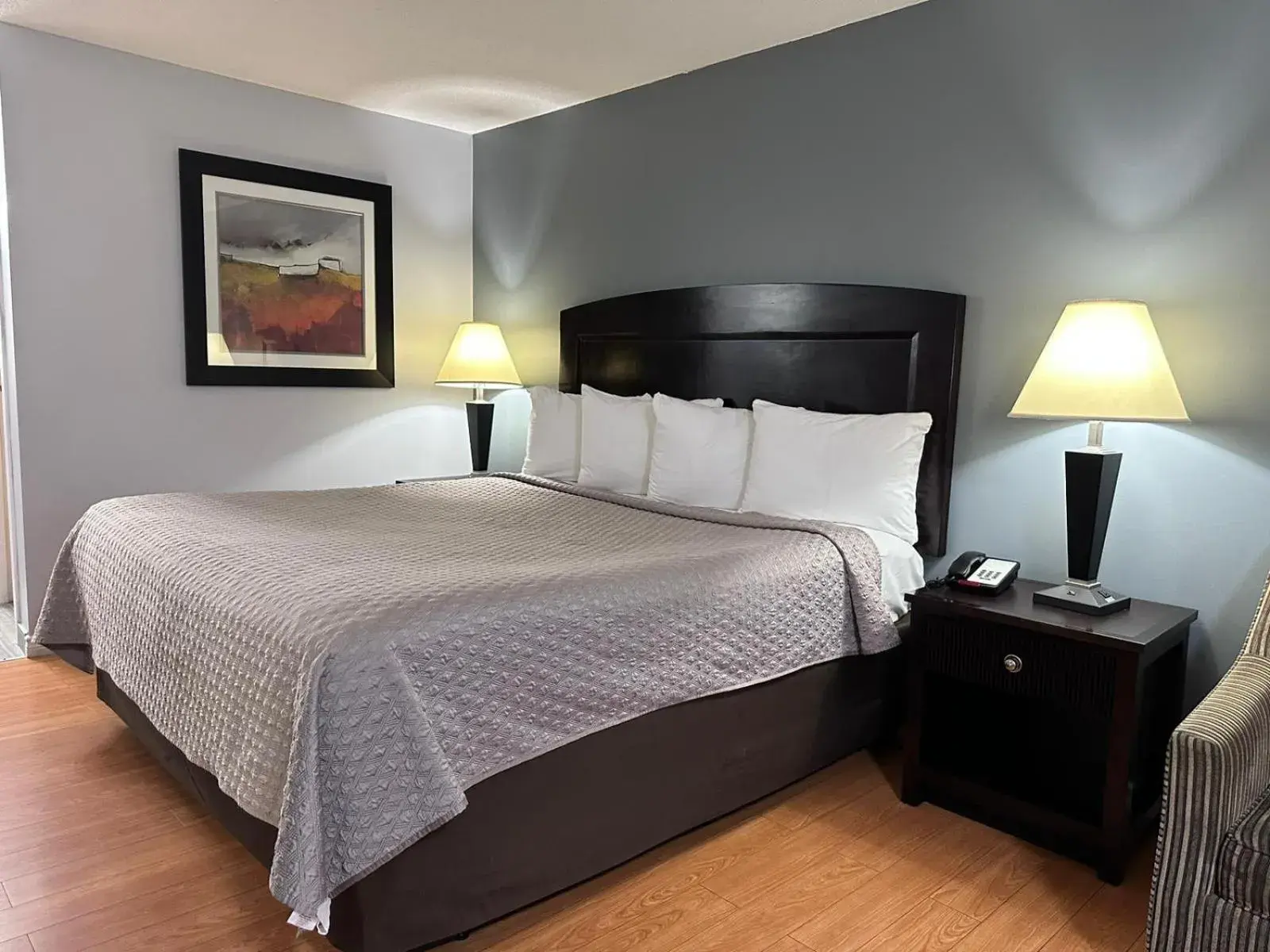 Standard King Room - Non-Smoking in Kenora Motel Standard King Room - Non-Smoking in Kenora Motel