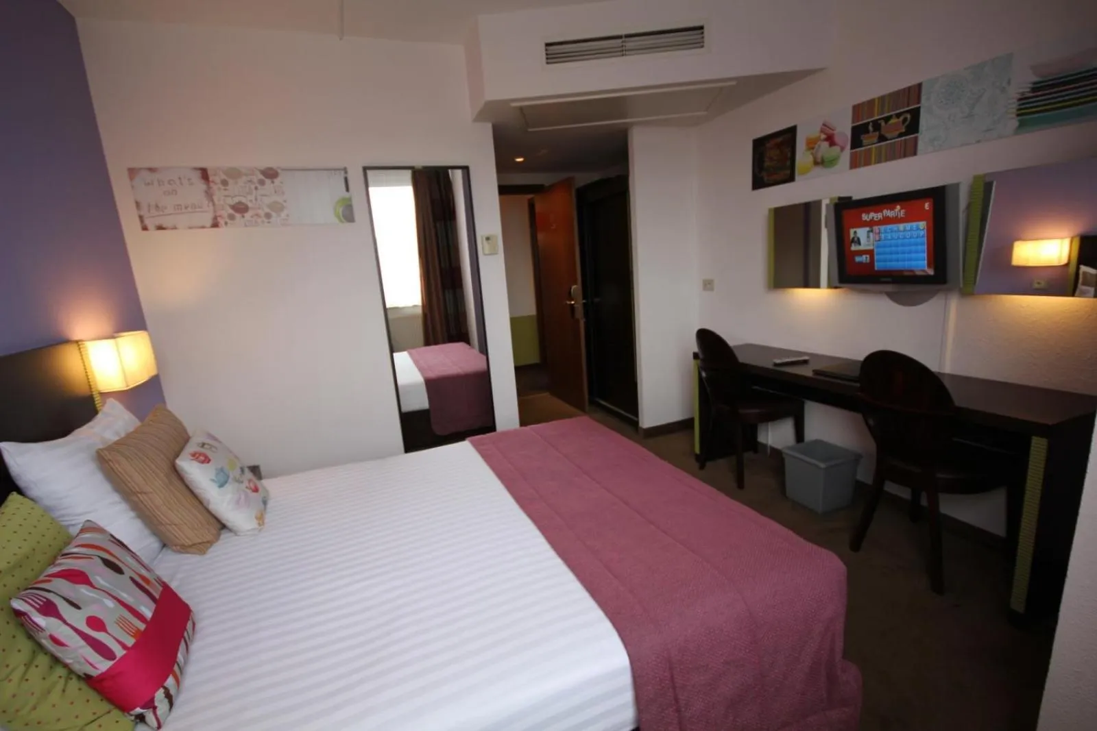 Seating area, Bed in Hotel Floris Arlequin Grand-Place