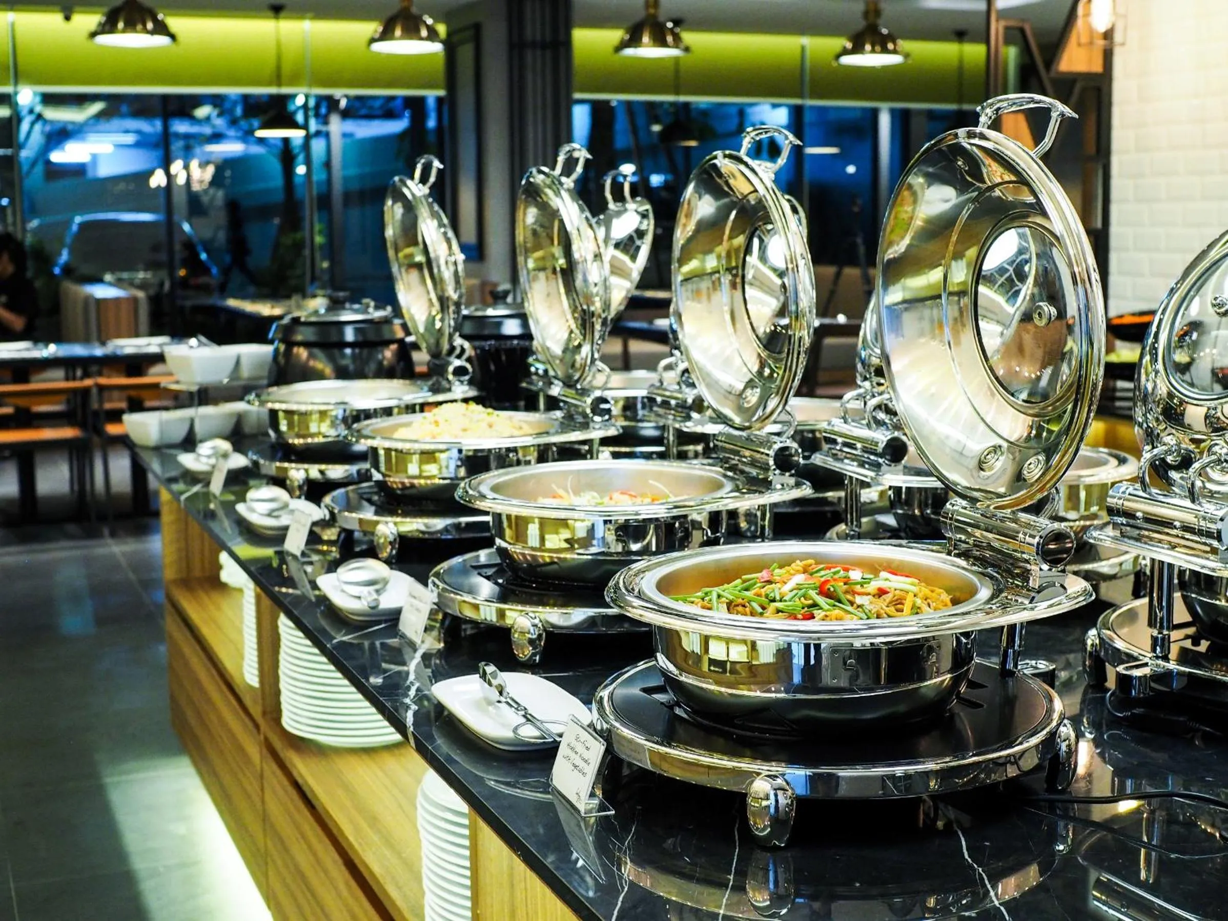 Restaurant/places to eat in 130 Hotel & Residence Bangkok