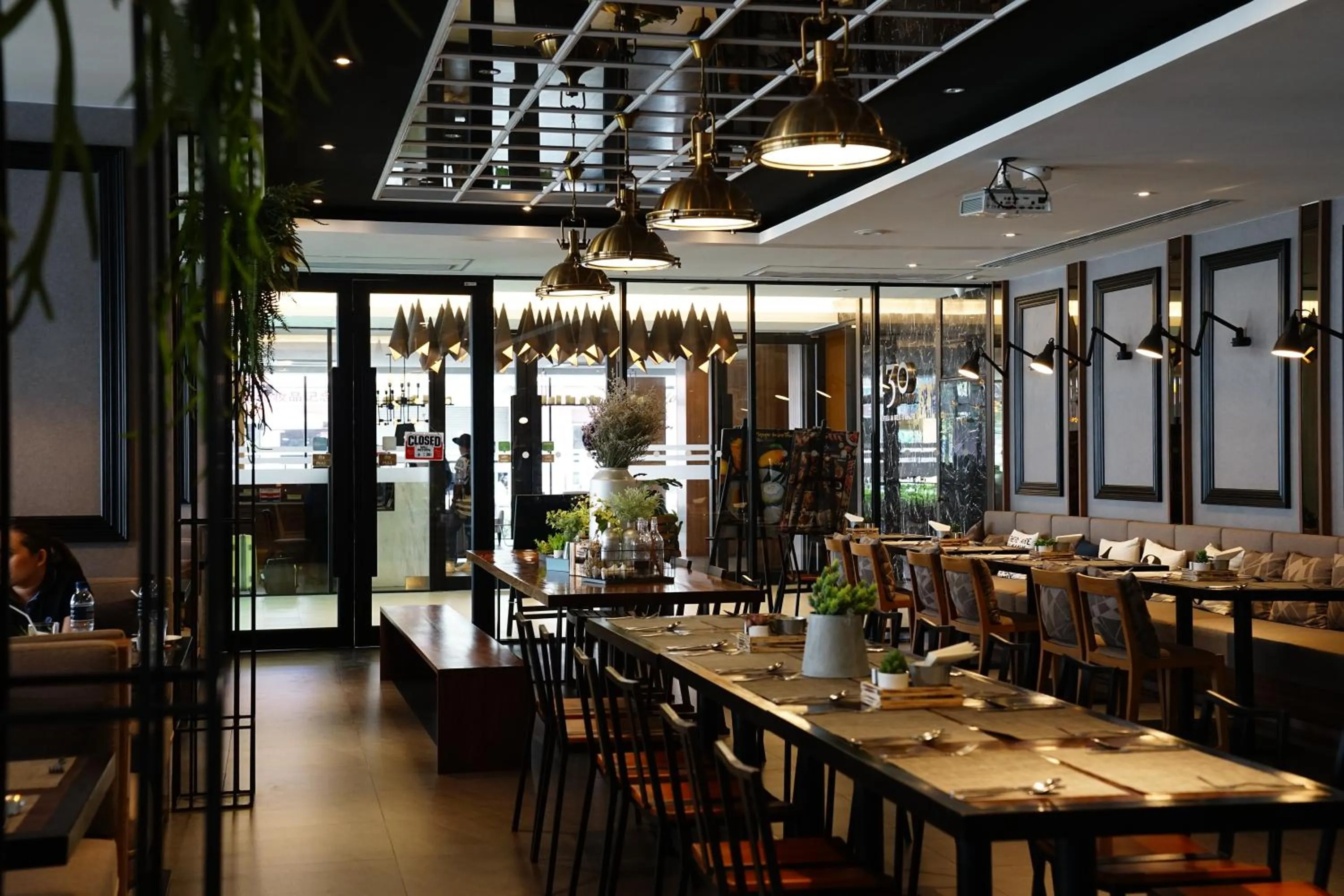 Restaurant/places to eat in 130 Hotel & Residence Bangkok