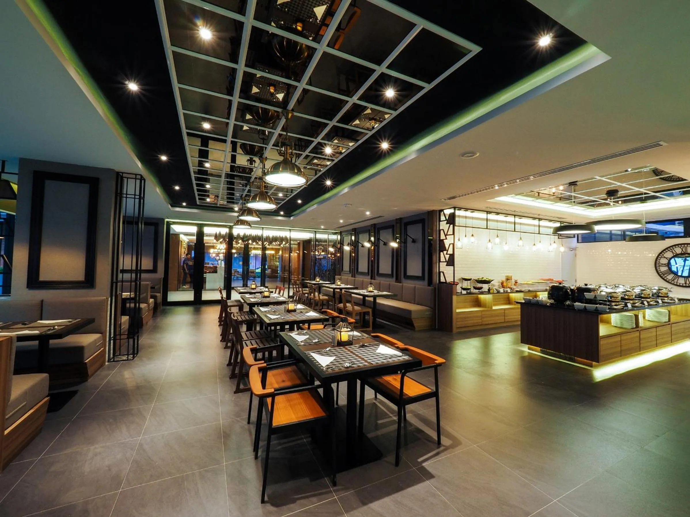 Restaurant/places to eat in 130 Hotel & Residence Bangkok