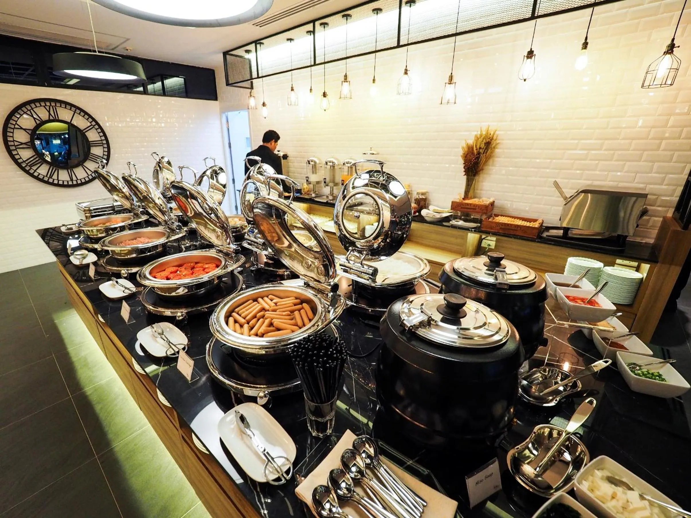 Restaurant/places to eat in 130 Hotel & Residence Bangkok