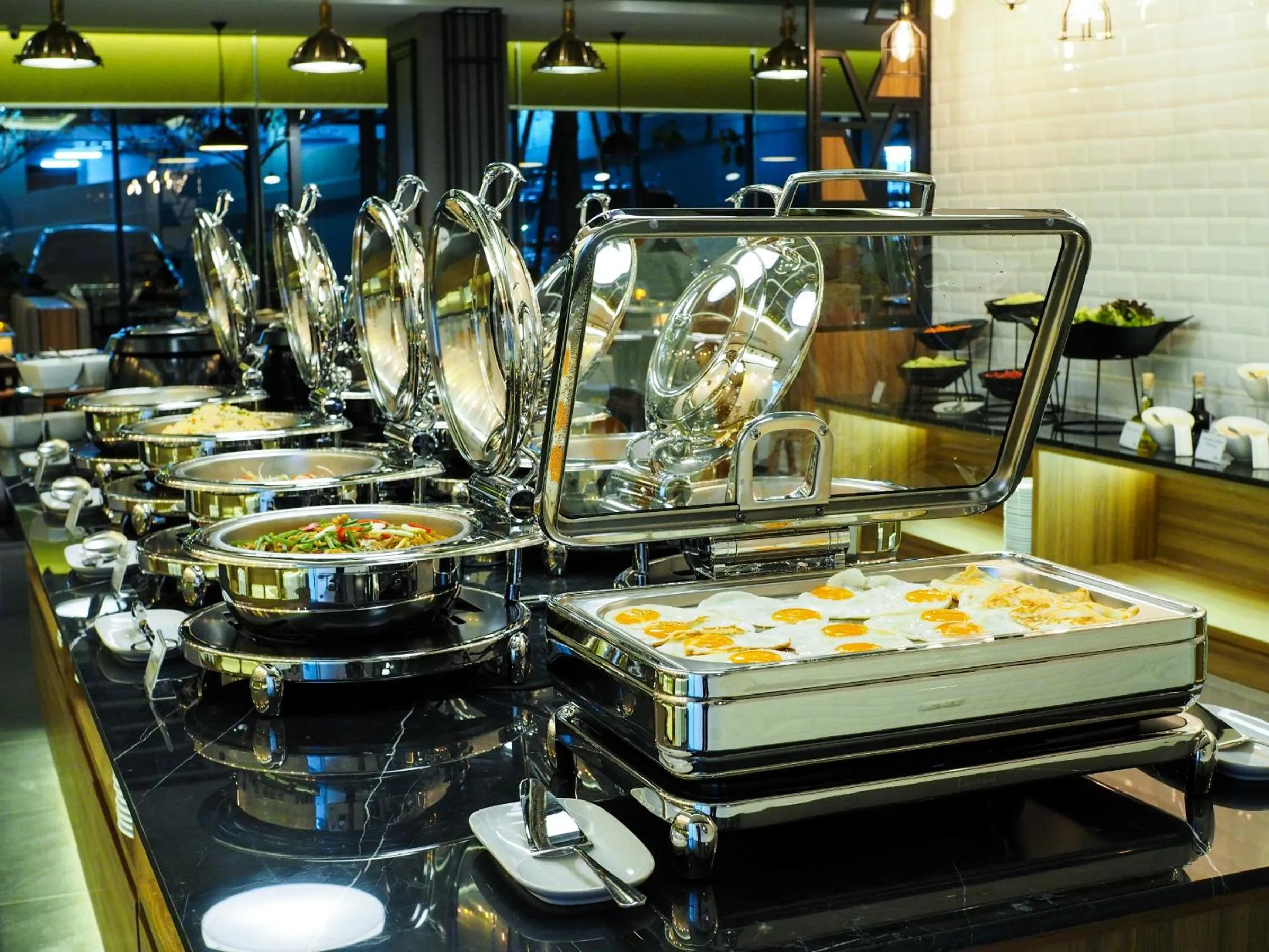 Restaurant/places to eat in 130 Hotel & Residence Bangkok