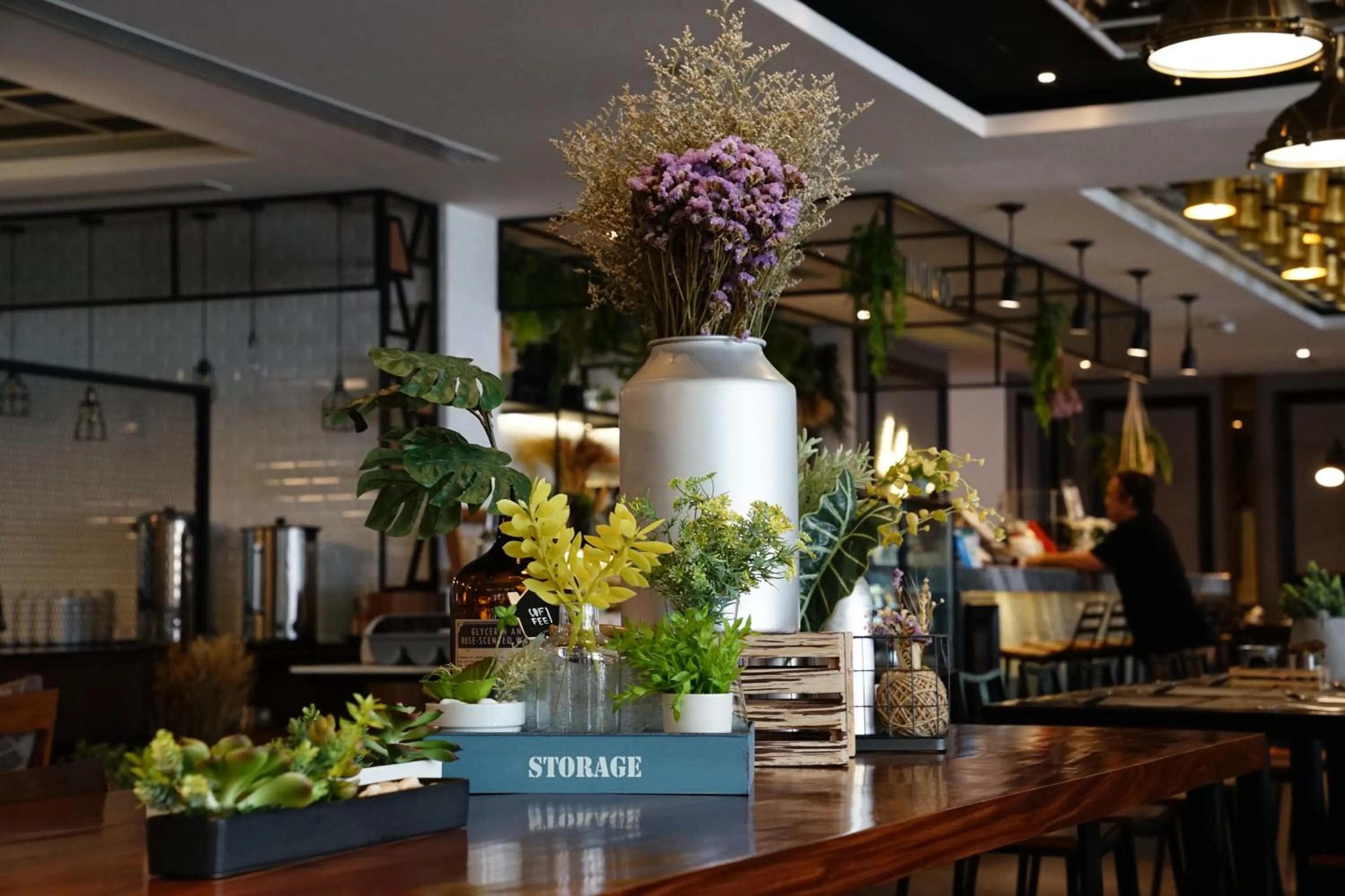 Restaurant/places to eat in 130 Hotel & Residence Bangkok