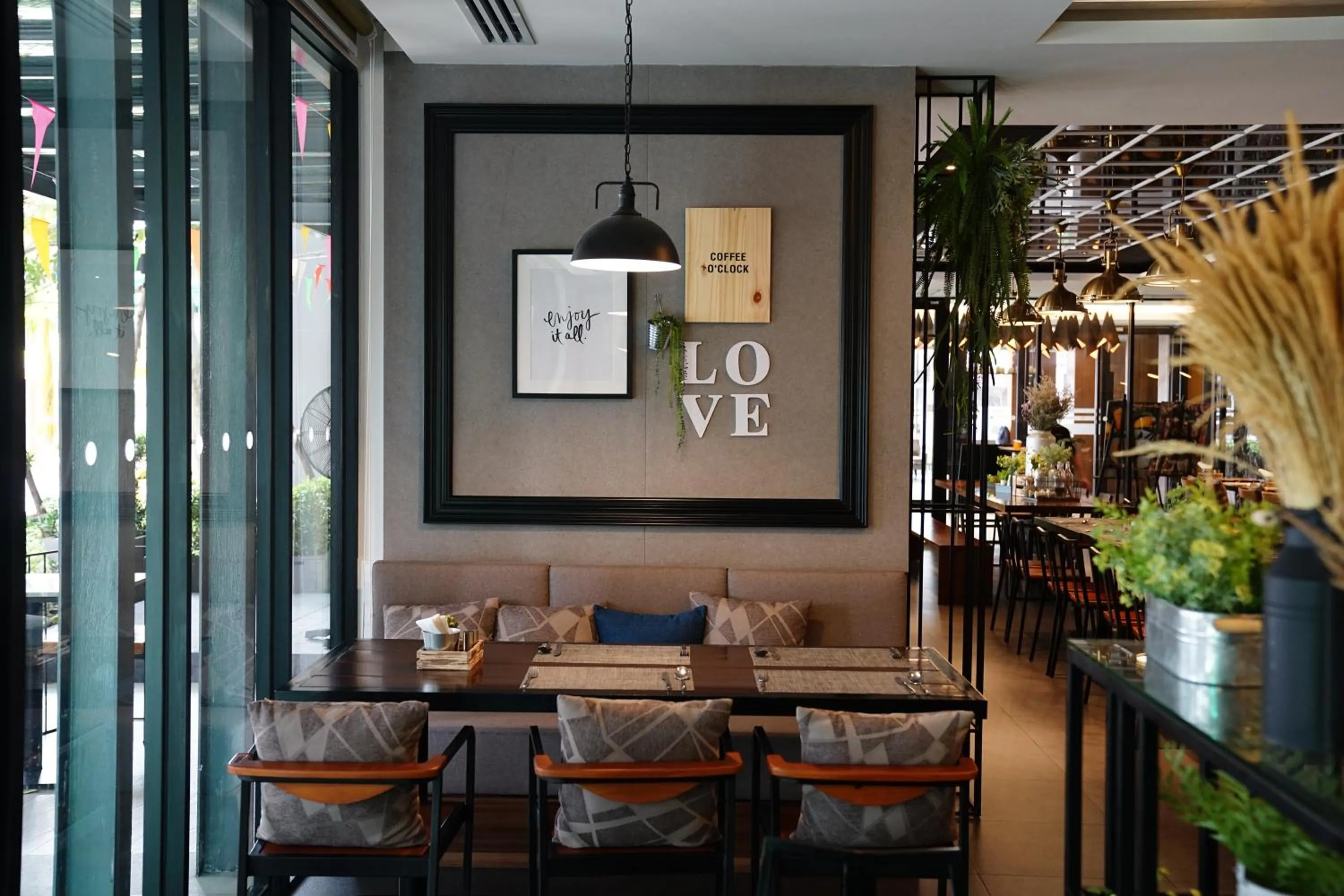 Restaurant/places to eat in 130 Hotel & Residence Bangkok