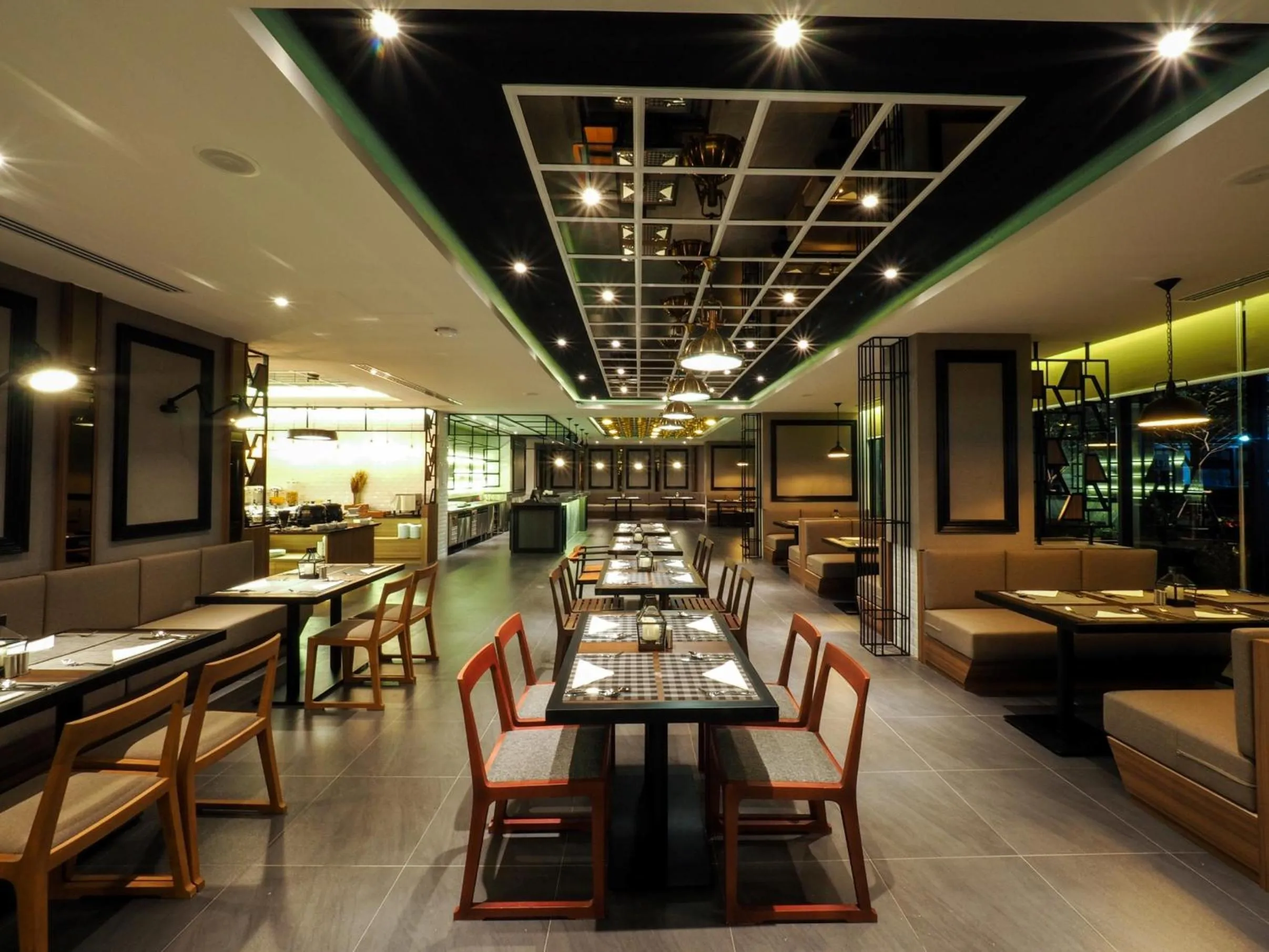 Restaurant/places to eat in 130 Hotel & Residence Bangkok