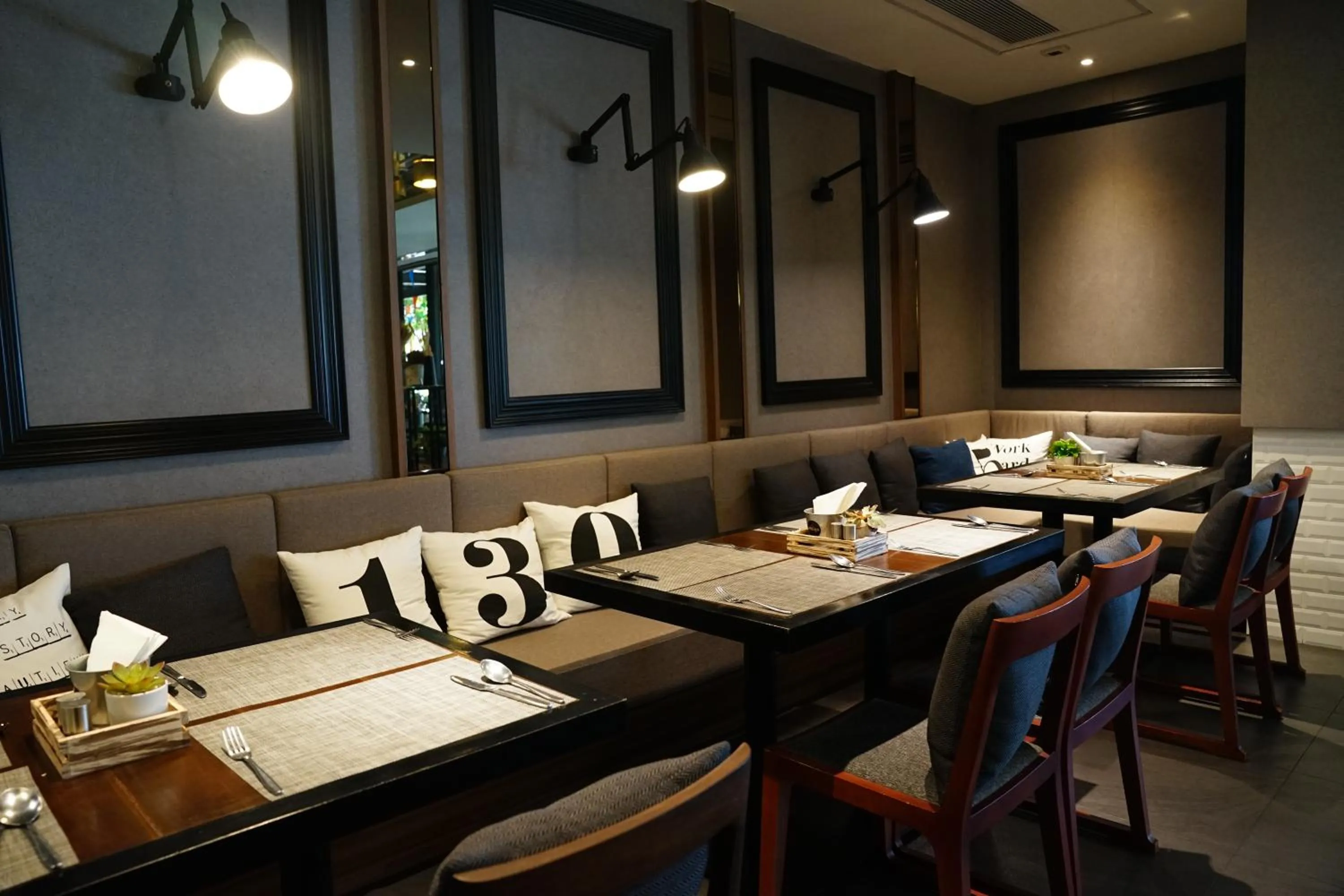 Restaurant/places to eat in 130 Hotel & Residence Bangkok
