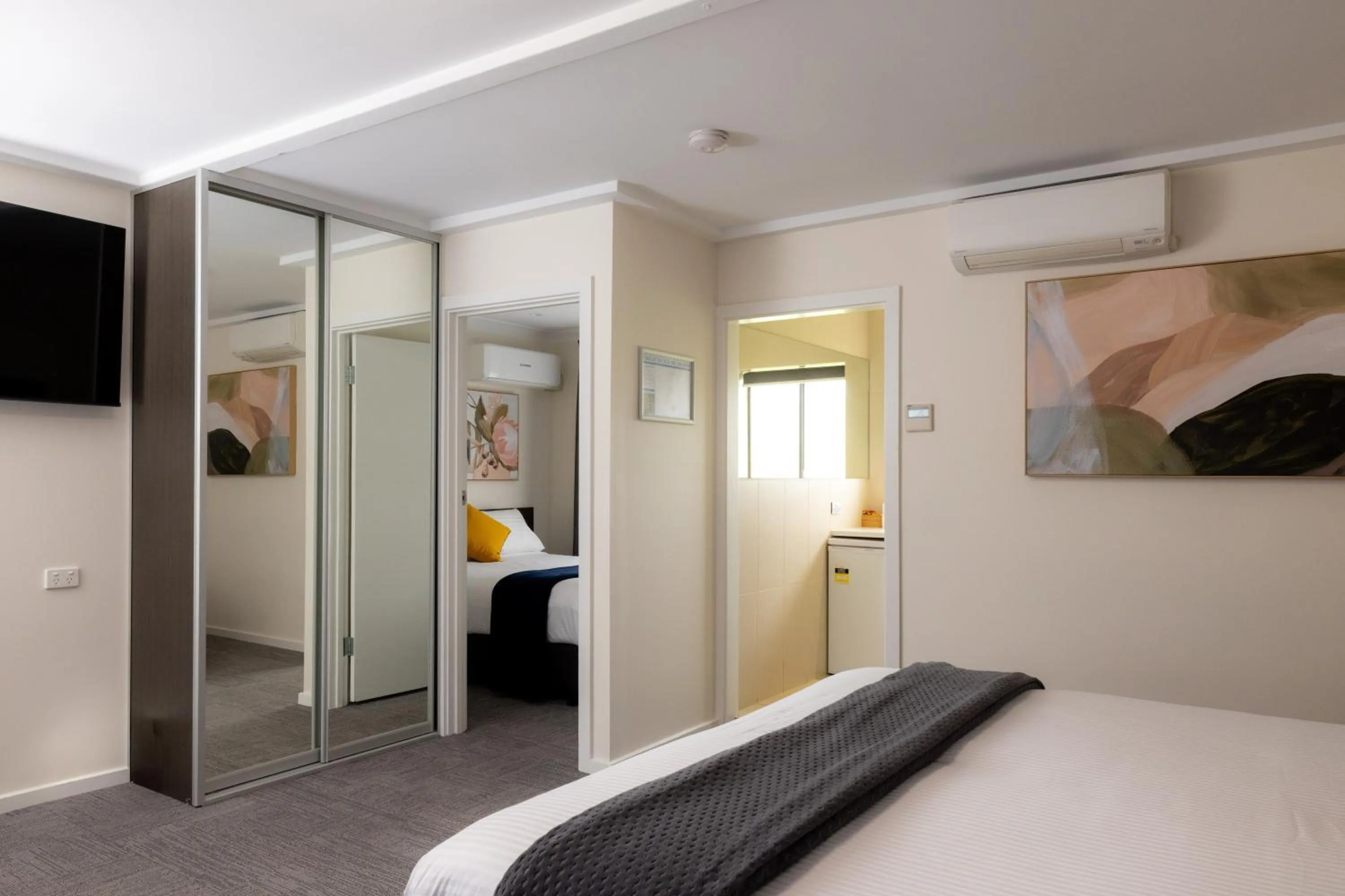 Photo of the whole room, Bed in Mick O'Sheas