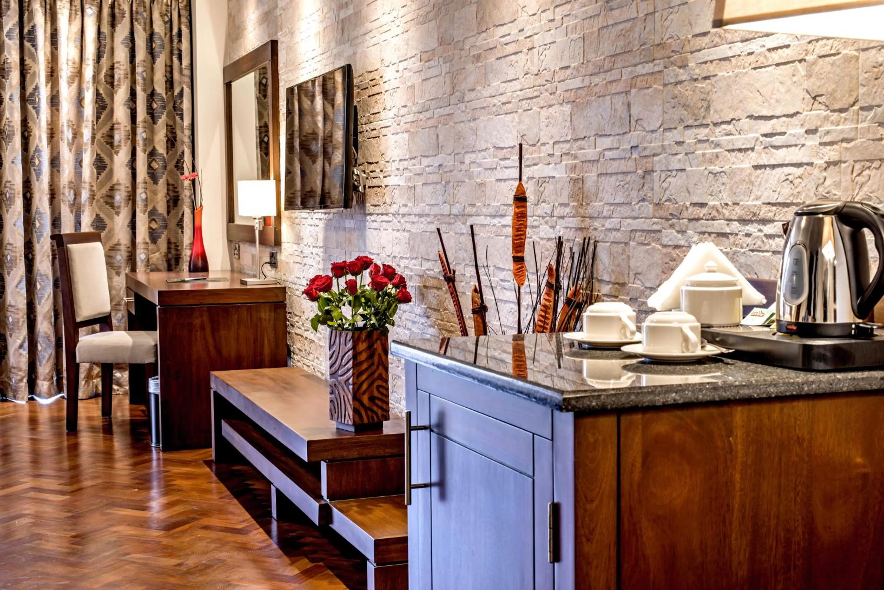 Coffee/tea facilities in Magna Hotel and Suites