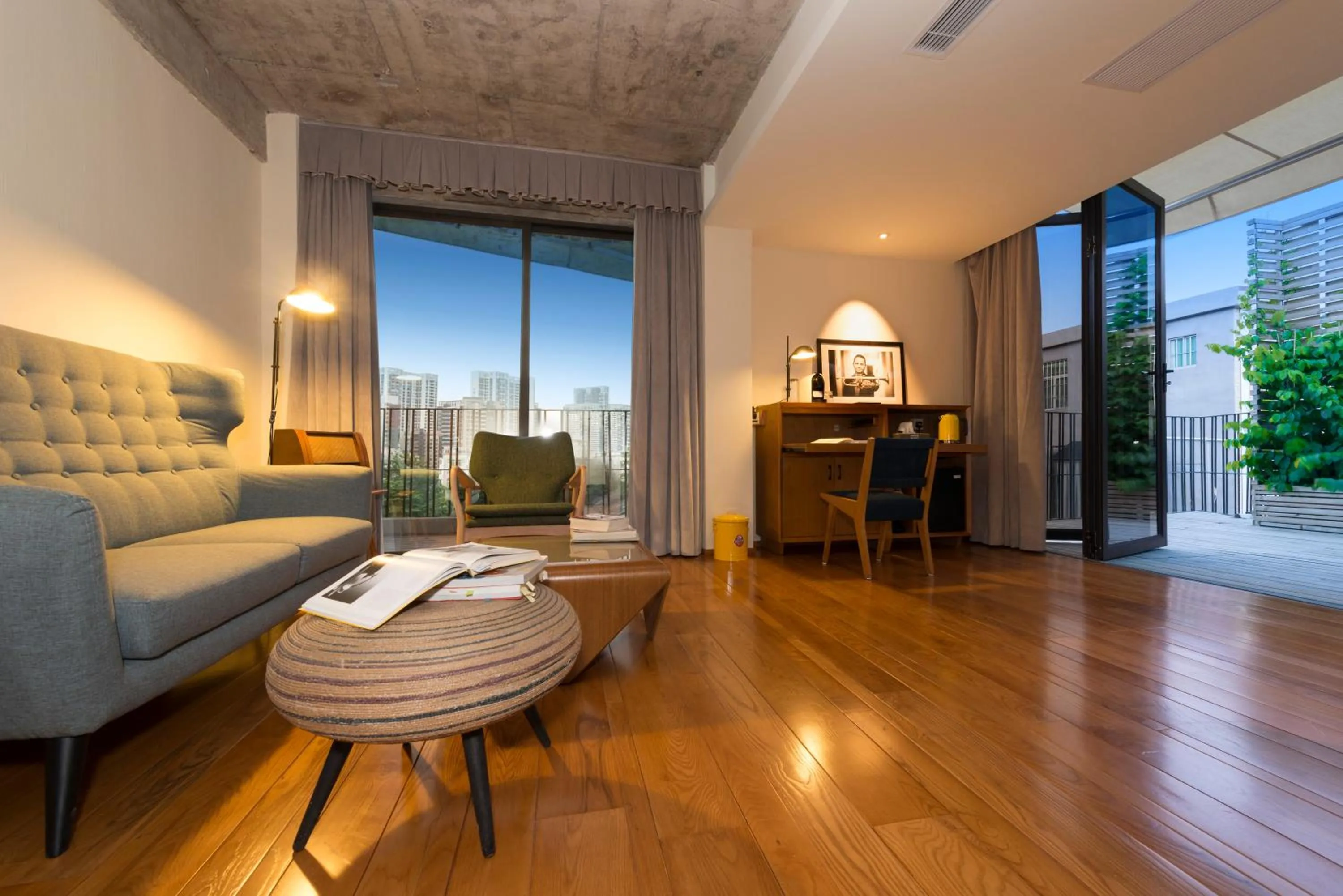 Living room in Zhuhai Bei Shan Ju Art Hotel