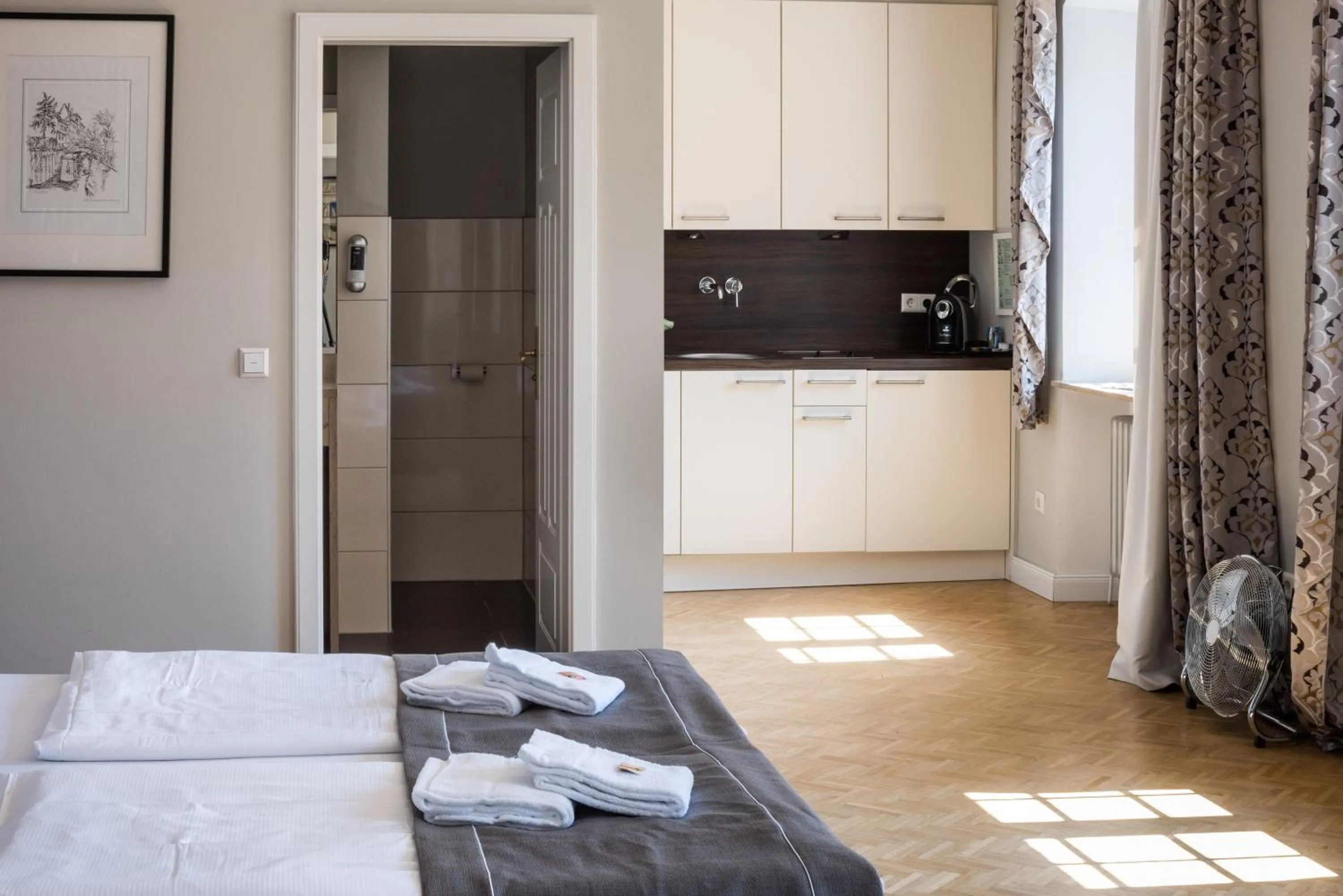 Kitchen or kitchenette, Bed in Apart-Hotel Heiligenthaler Hof