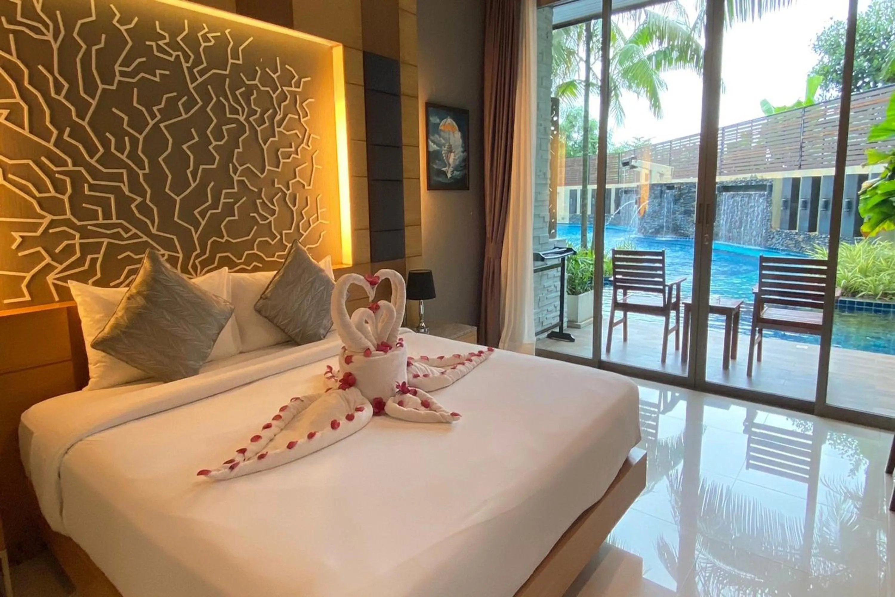 Bedroom, Bed in Aqua Resort Phuket - Near Beach and Chalong Pier