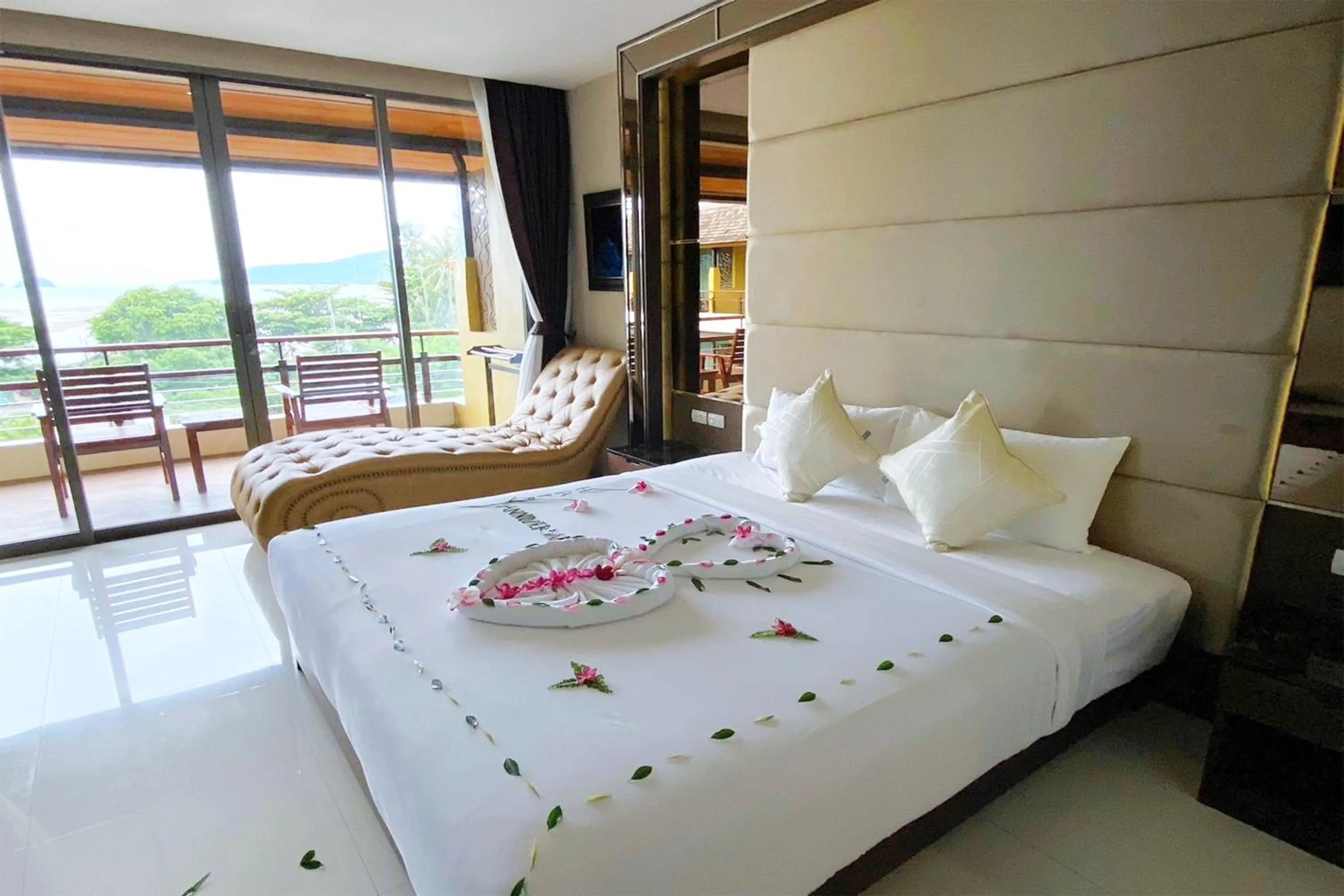 Bedroom, Bed in Aqua Resort Phuket - Near Beach and Chalong Pier