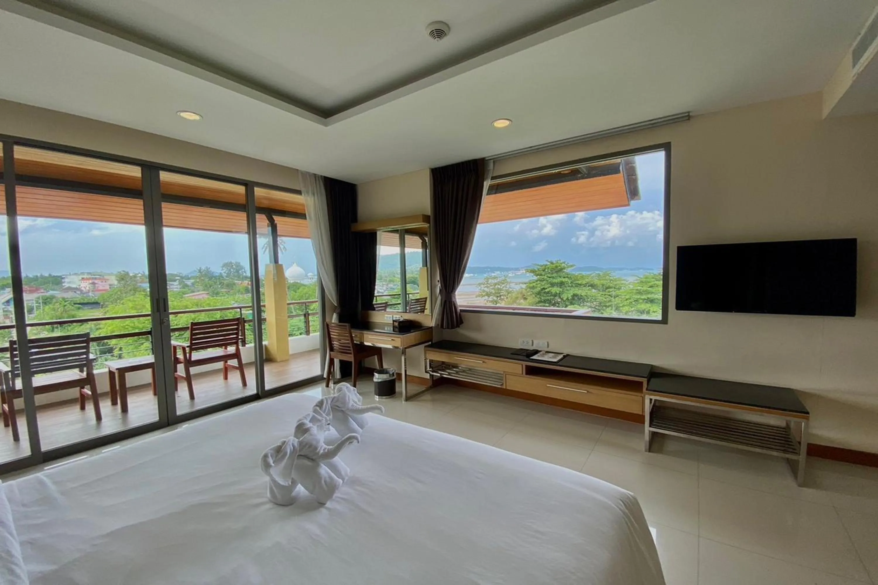 Bedroom, Bed in Aqua Resort Phuket - Near Beach and Chalong Pier