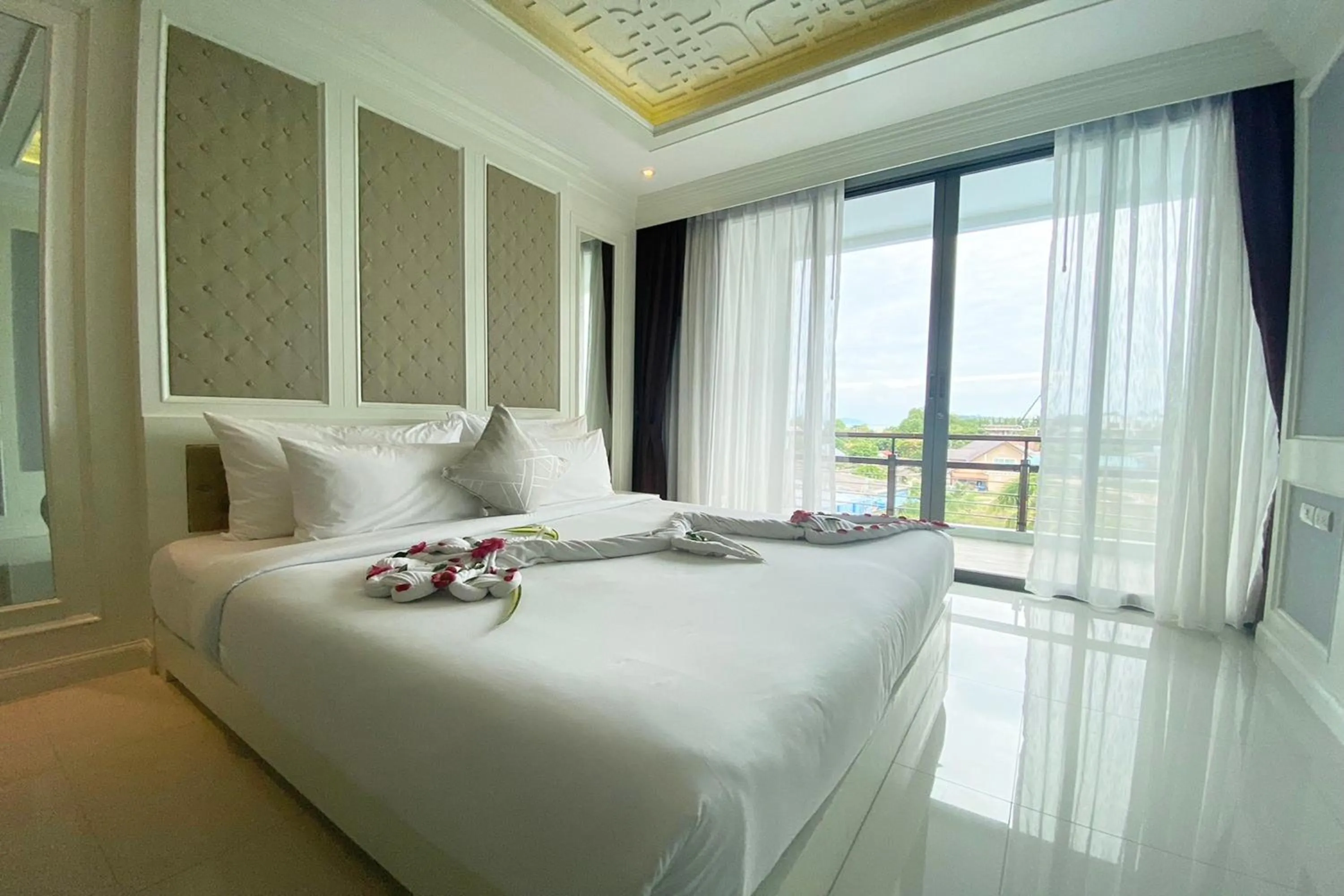 Bedroom, Bed in Aqua Resort Phuket - Near Beach and Chalong Pier