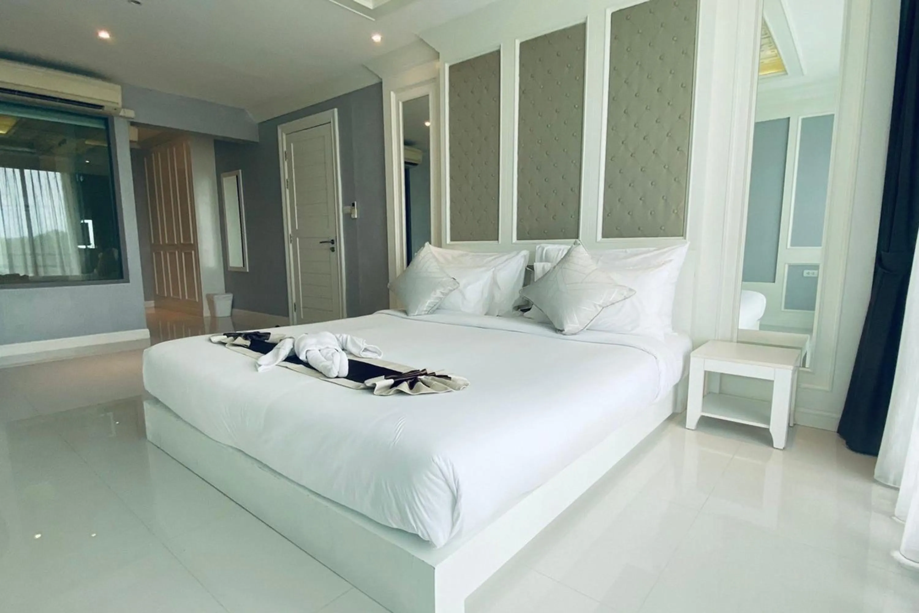 Bedroom, Bed in Aqua Resort Phuket - Near Beach and Chalong Pier