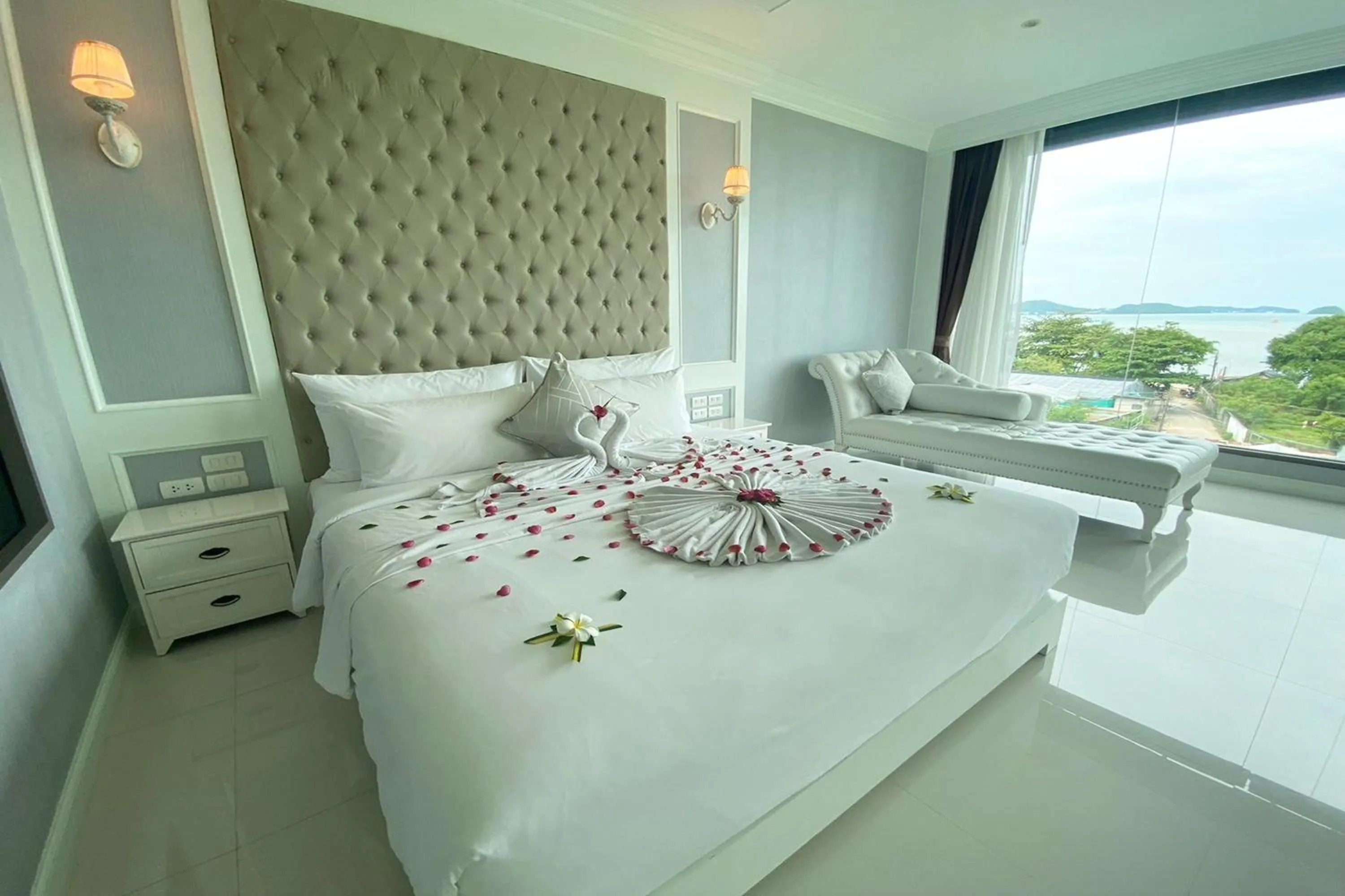 Bedroom, Bed in Aqua Resort Phuket - Near Beach and Chalong Pier