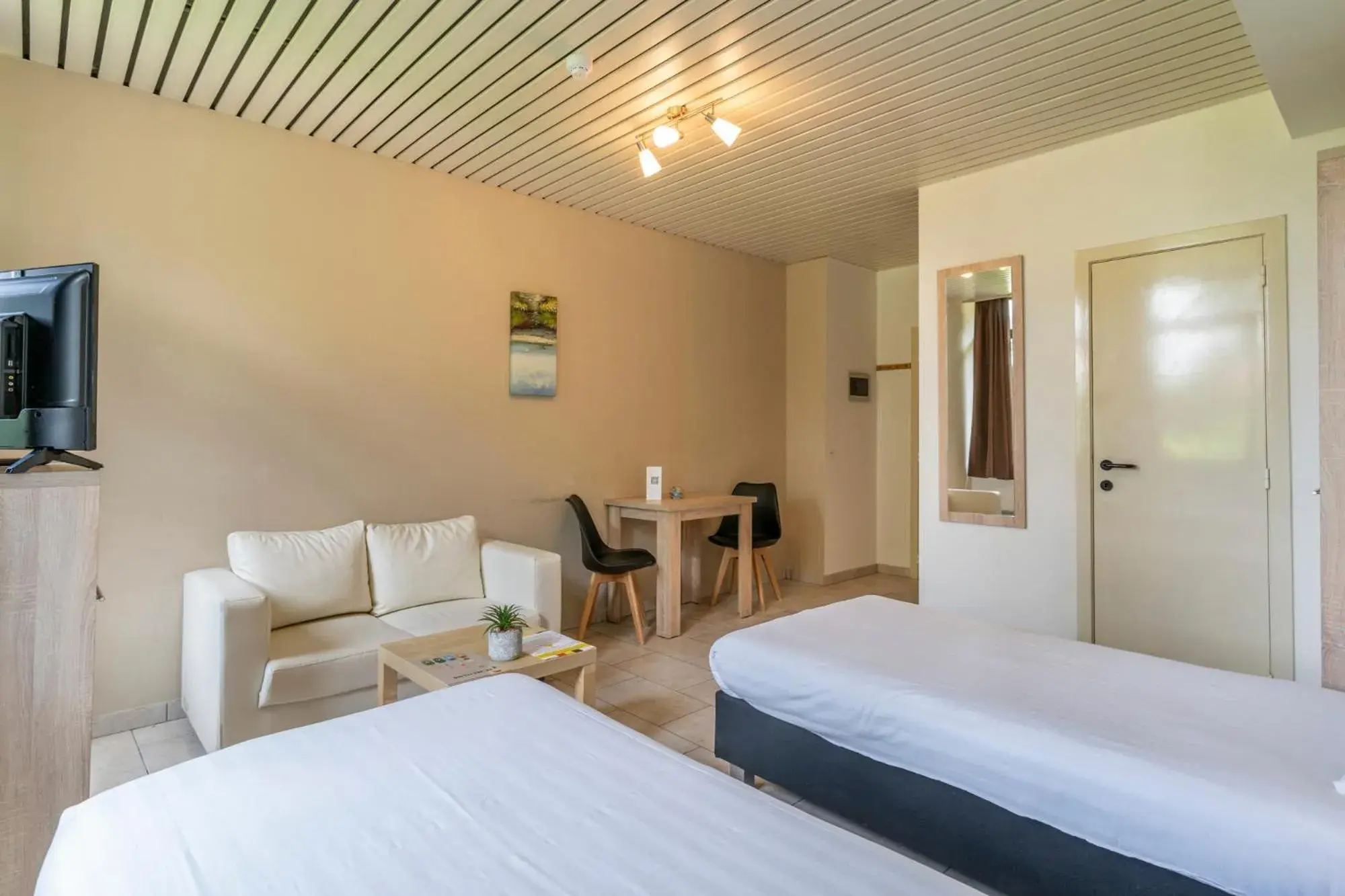 Seating area, Bed in Condo Gardens Brussels Seating area, Bed in Condo Gardens Brussels