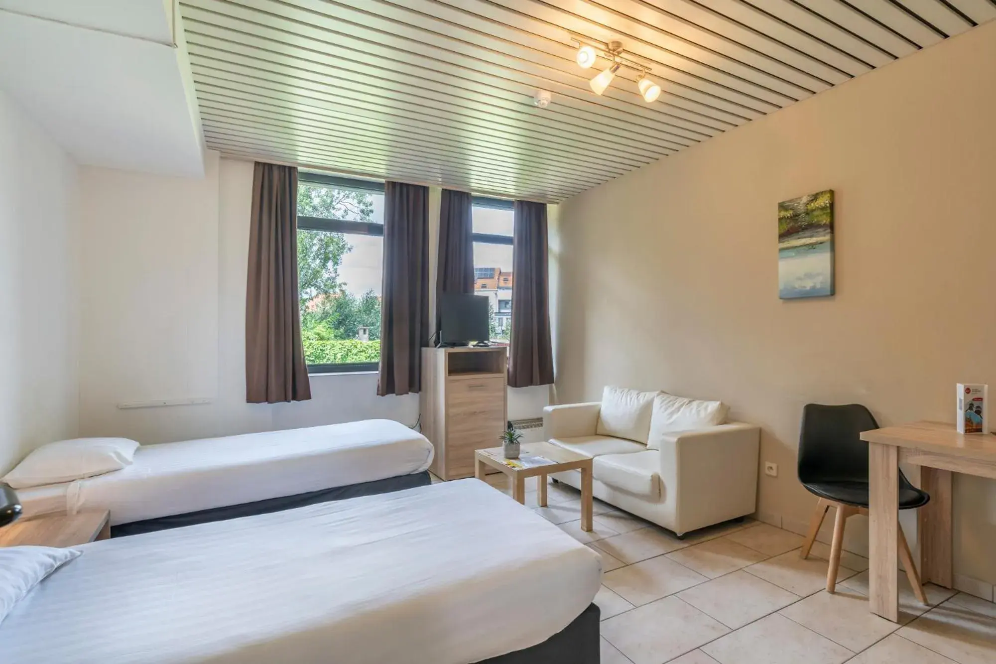 Photo of the whole room, Bed in Condo Gardens Brussels Photo of the whole room, Bed in Condo Gardens Brussels