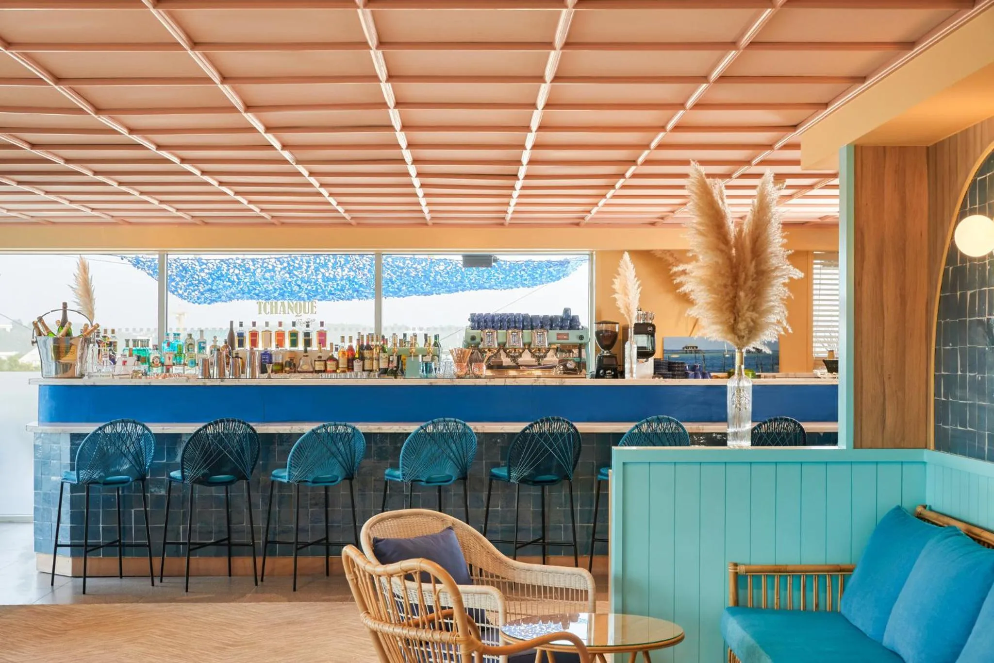 Lounge or bar in Hotel Indigo Bordeaux Centre Chartrons by IHG