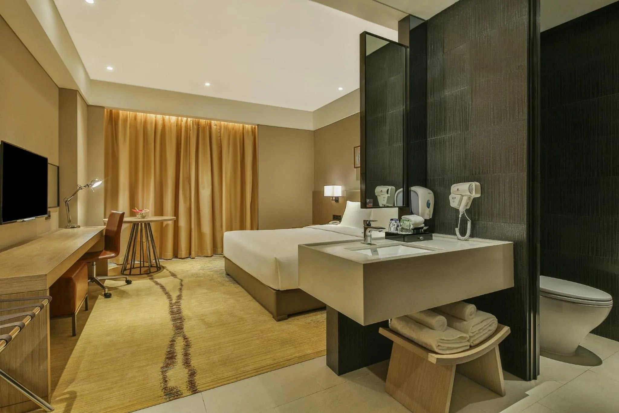 Photo of the whole room, Bed in Holiday Inn Express Chengdu Wenjiang Hotspring by IHG