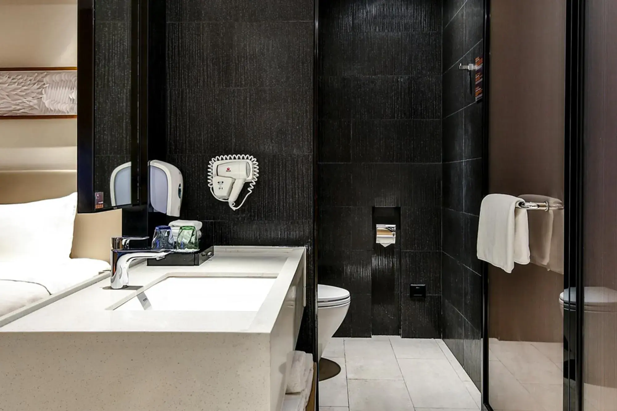 Property building, Bed in Holiday Inn Express Chengdu Wenjiang Hotspring by IHG Property building, Bed in Holiday Inn Express Chengdu Wenjiang Hotspring by IHG