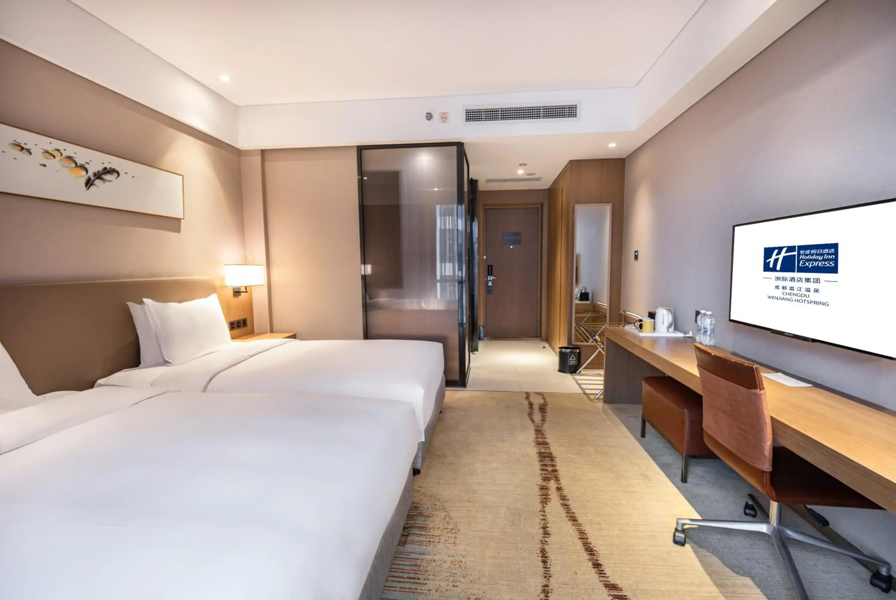 Bed in Holiday Inn Express Chengdu Wenjiang Hotspring by IHG Bed in Holiday Inn Express Chengdu Wenjiang Hotspring by IHG