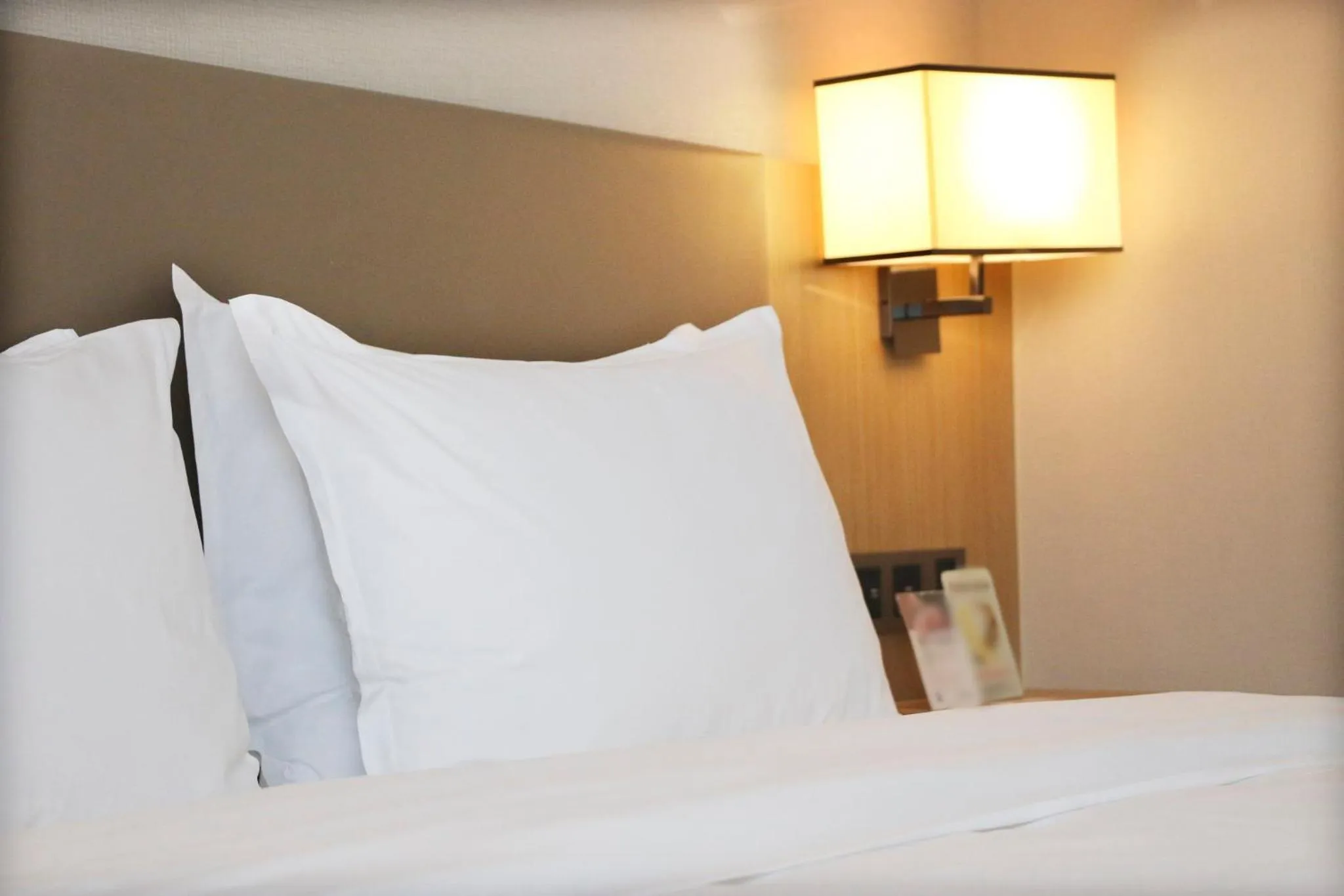 Photo of the whole room, Bed in Holiday Inn Express Chengdu Wenjiang Hotspring by IHG