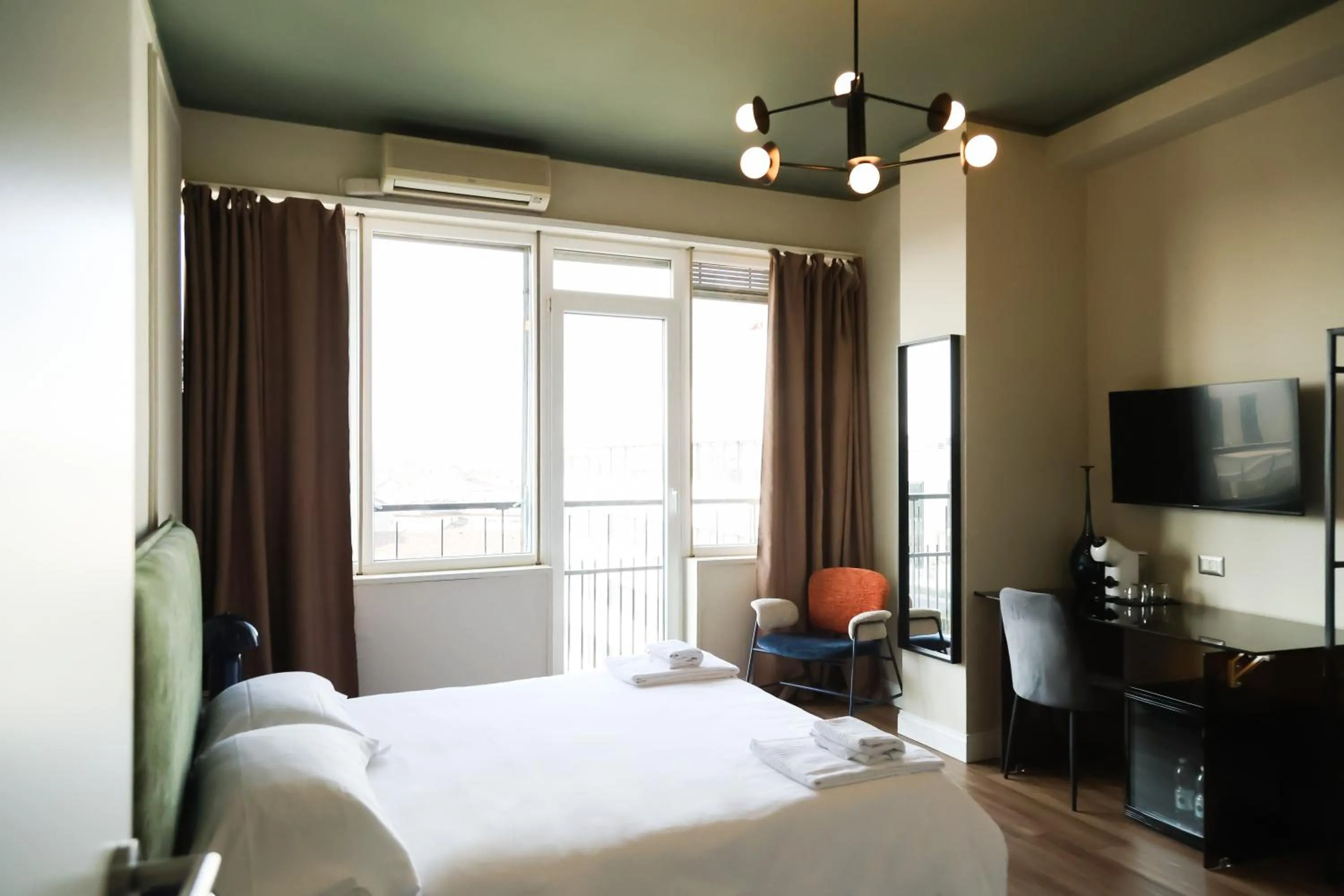 Communal lounge/ TV room, Bed in Corso Italia Rooms