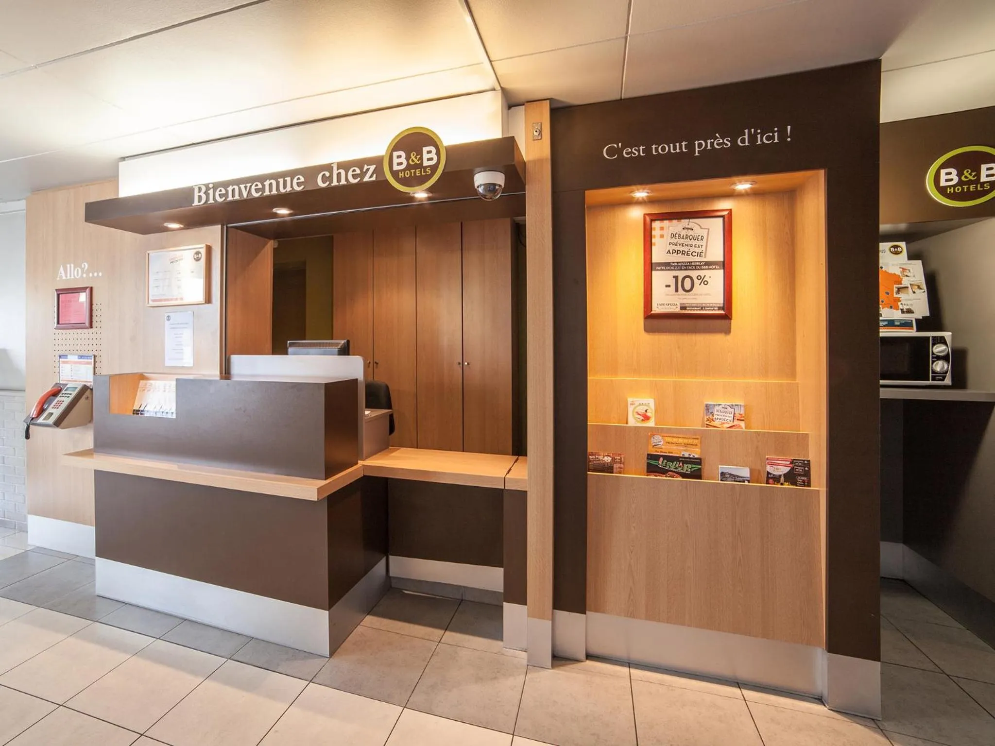 Lobby or reception in B&B HOTEL Herblay